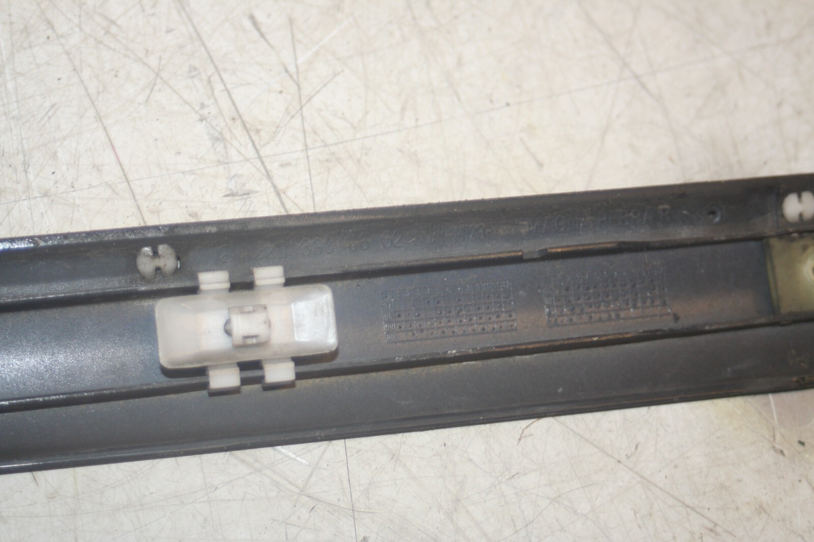 2005 MERCEDES S CLASS W220. DRIVER SIDE FRONT DOOR MOULDING TRIM - Image 5