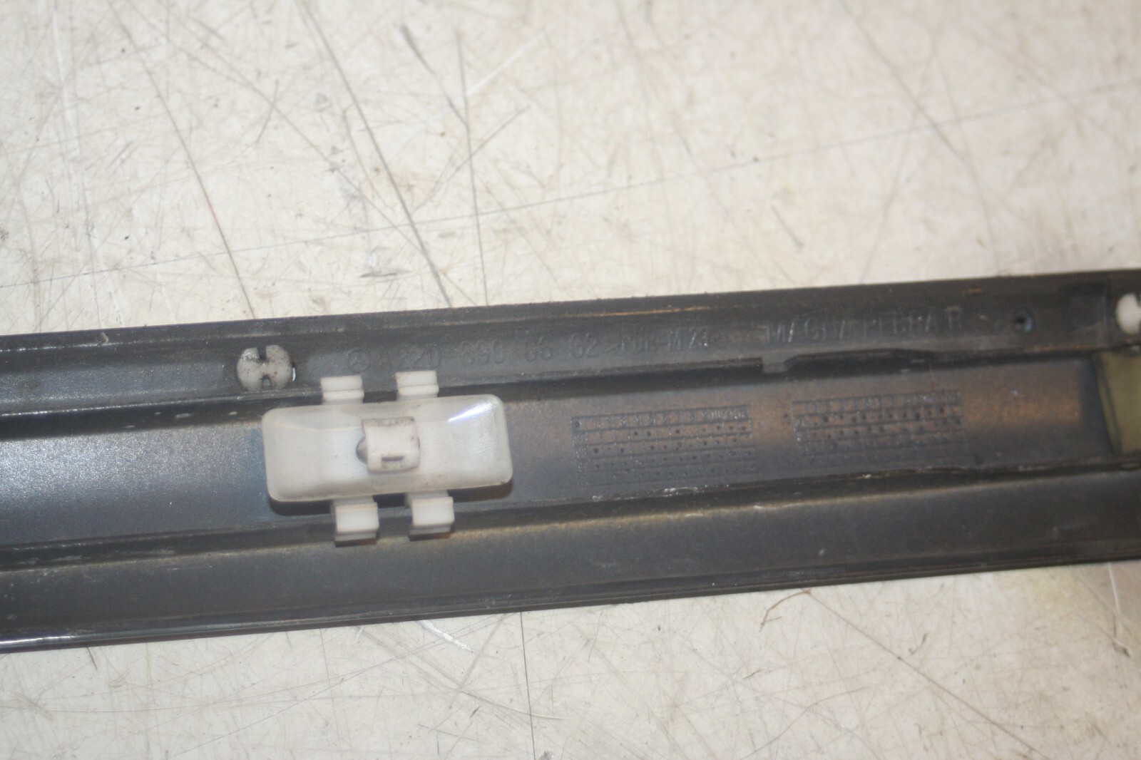 2005 MERCEDES S CLASS W220. DRIVER SIDE FRONT DOOR MOULDING TRIM - Image 6