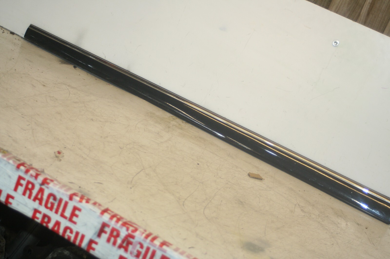 2005 MERCEDES S CLASS W220. PASSENGER SIDE FRONT DOOR MOULDING TRIM - Image 2