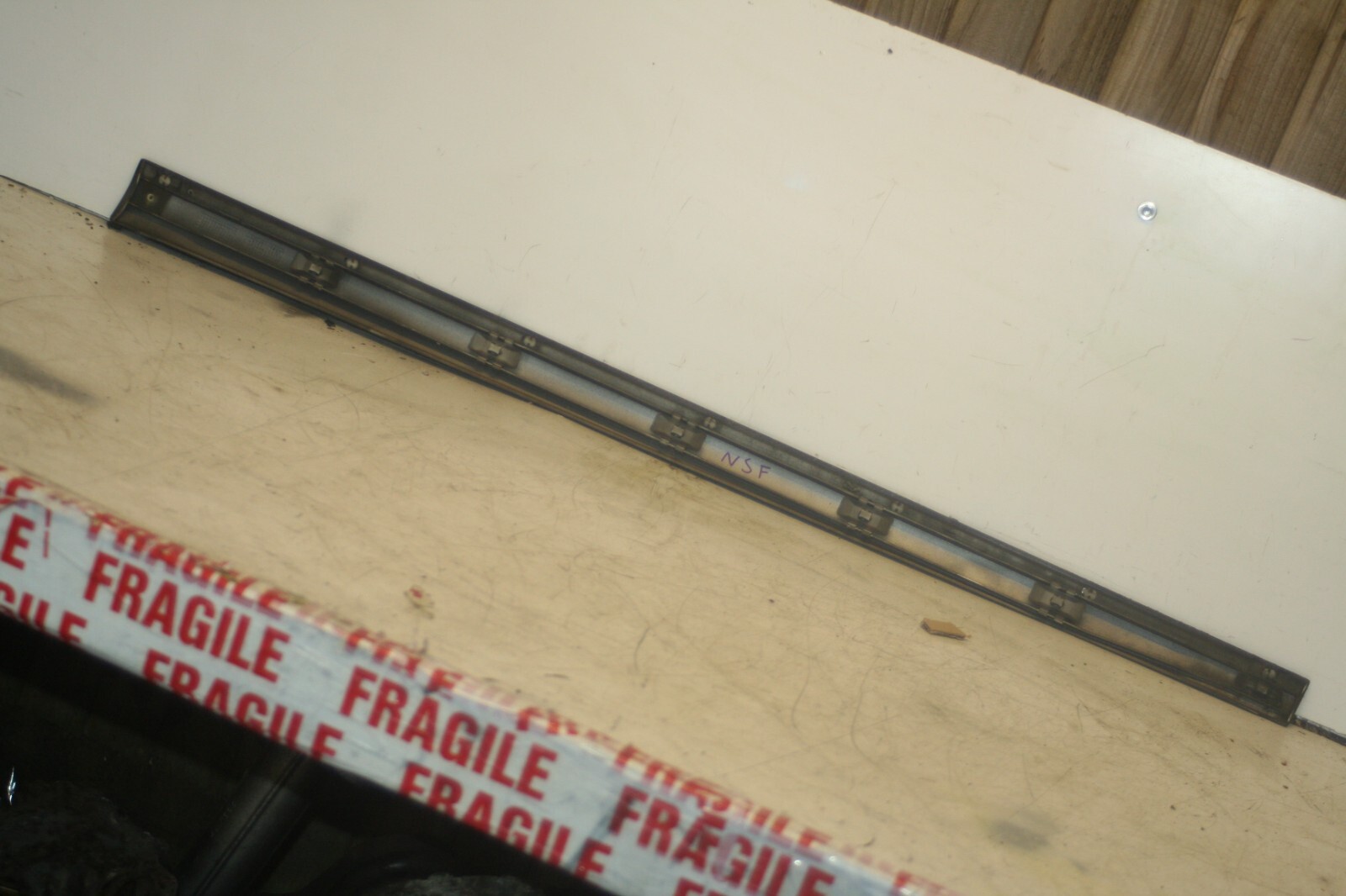 2005 MERCEDES S CLASS W220. PASSENGER SIDE FRONT DOOR MOULDING TRIM - Image 3