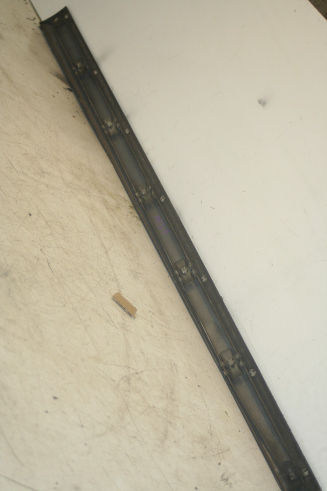 2005 MERCEDES S CLASS W220. PASSENGER SIDE FRONT DOOR MOULDING TRIM - Image 4