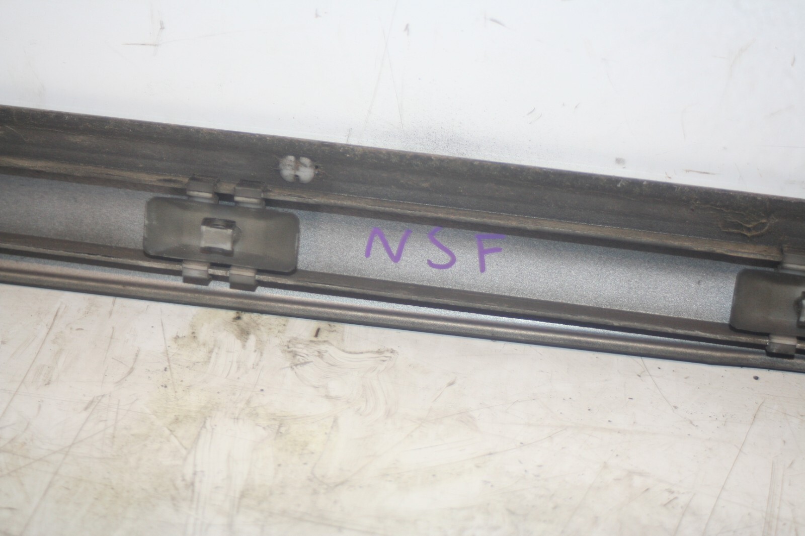 2005 MERCEDES S CLASS W220. PASSENGER SIDE FRONT DOOR MOULDING TRIM - Image 5