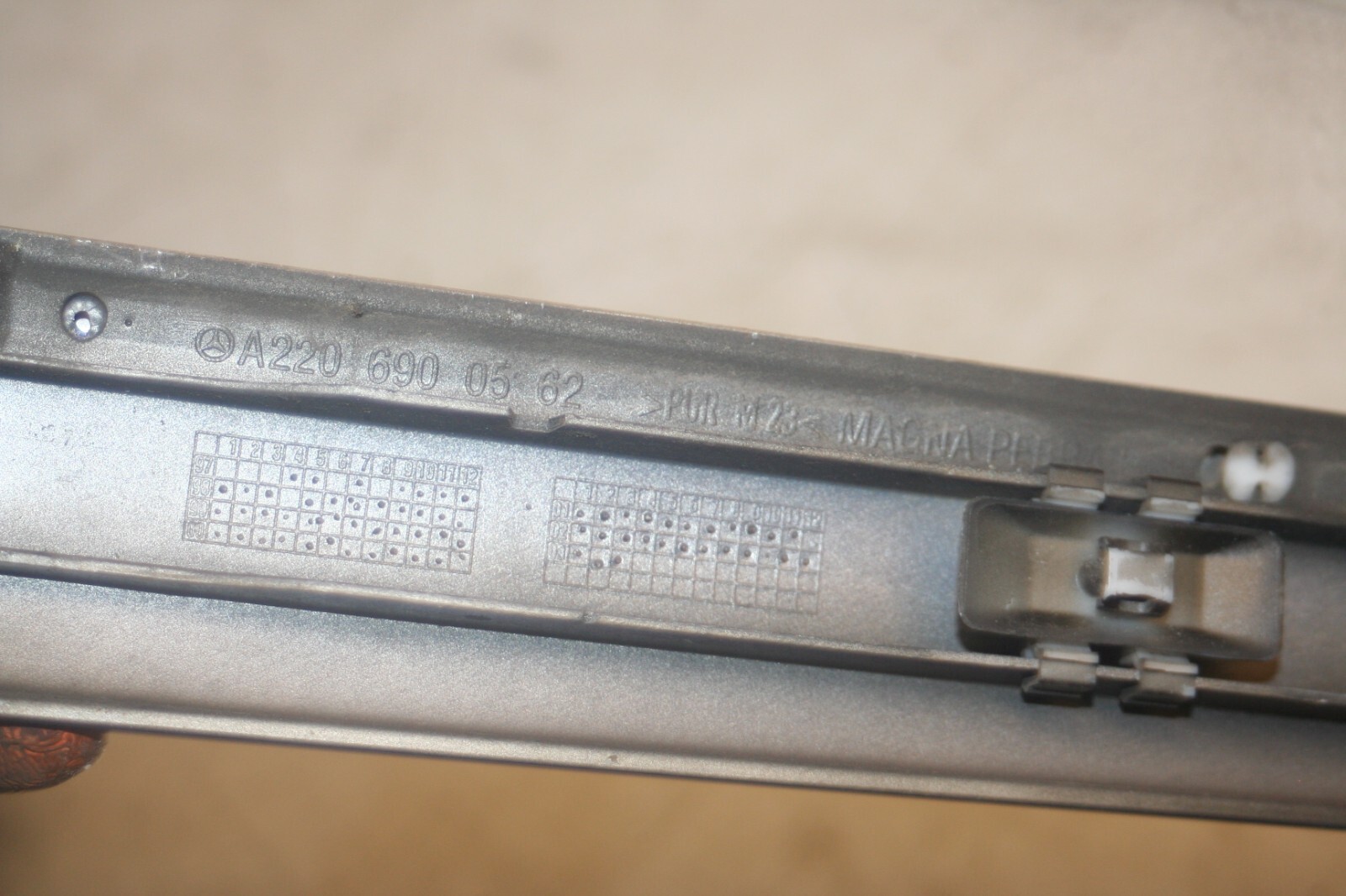2005 MERCEDES S CLASS W220. PASSENGER SIDE FRONT DOOR MOULDING TRIM - Image 6