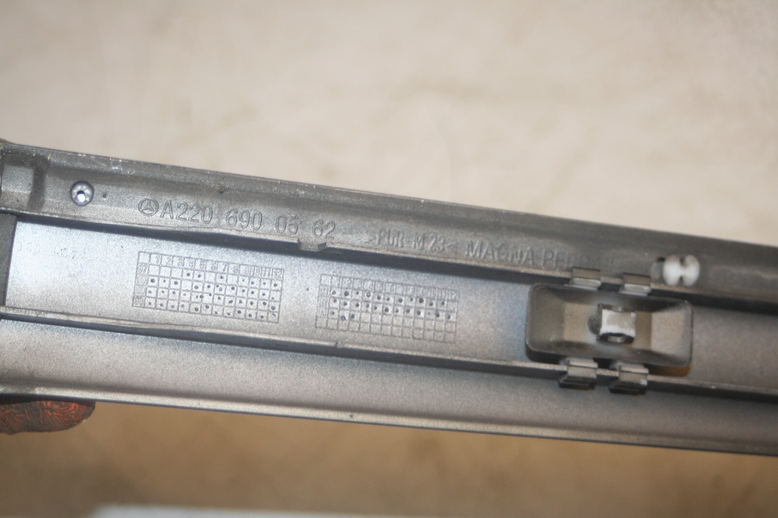 2005 MERCEDES S CLASS W220. PASSENGER SIDE FRONT DOOR MOULDING TRIM - Image 7
