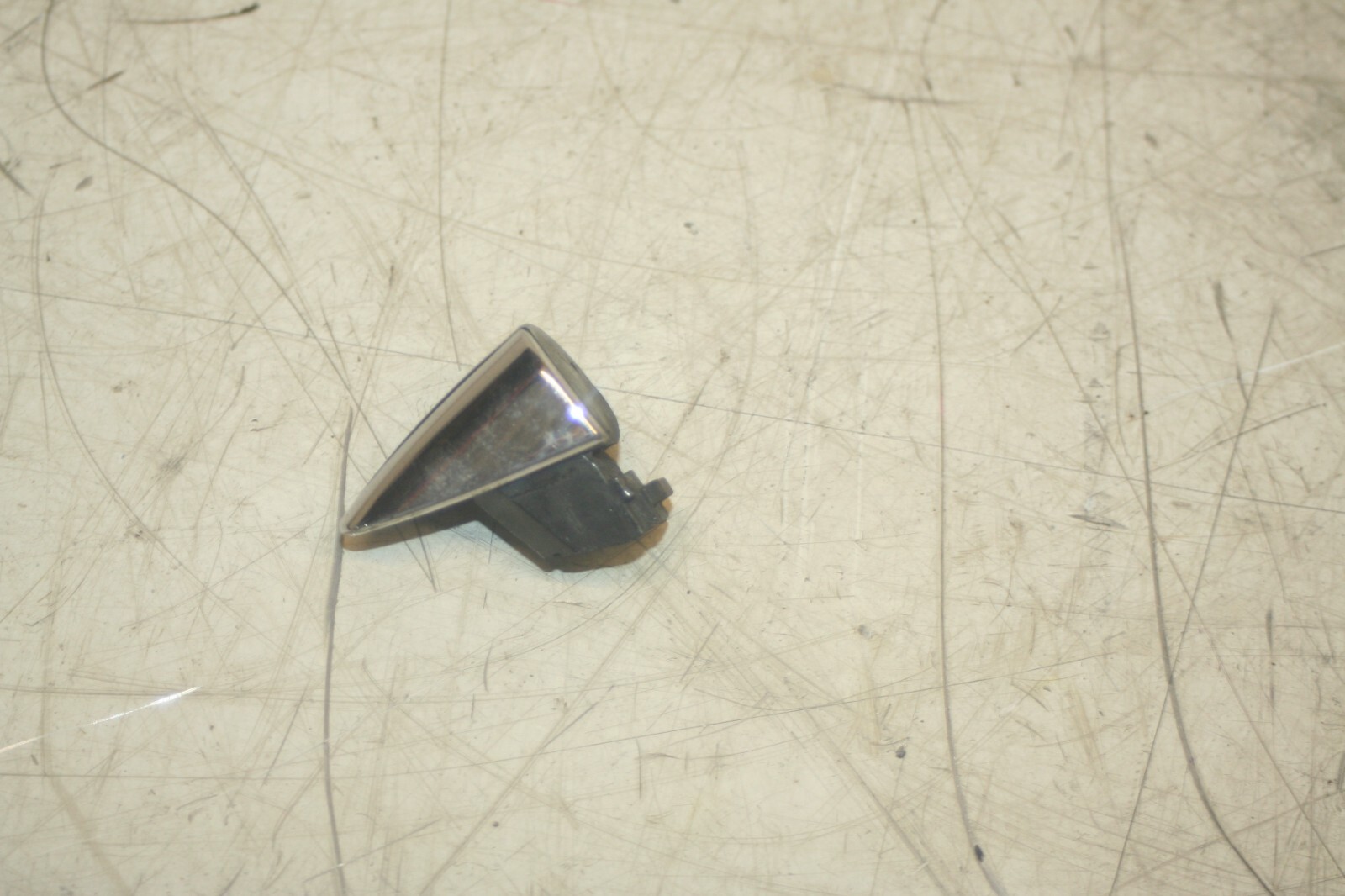 2005 MERCEDES S CLASS W220. EXTERNAL DOOR HANDLE END CAP LOCK COVER - Image 2