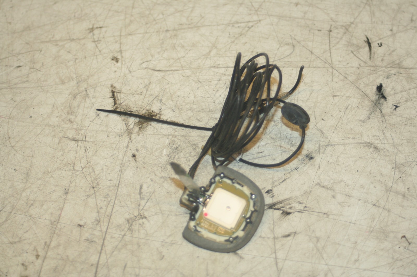 2005 MERCEDES S CLASS W220. REAR SCREEN AERIAL ARIEL MOUNT AND CABLE