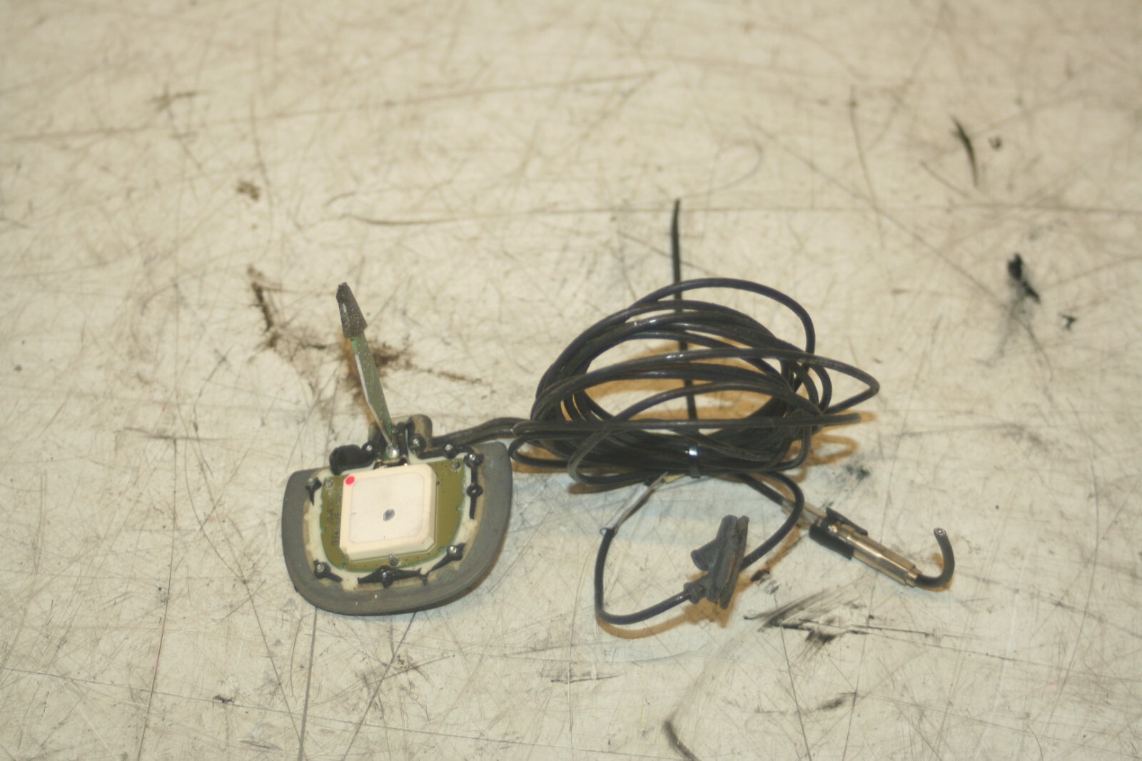2005 MERCEDES S CLASS W220. REAR SCREEN AERIAL ARIEL MOUNT AND CABLE - Image 2