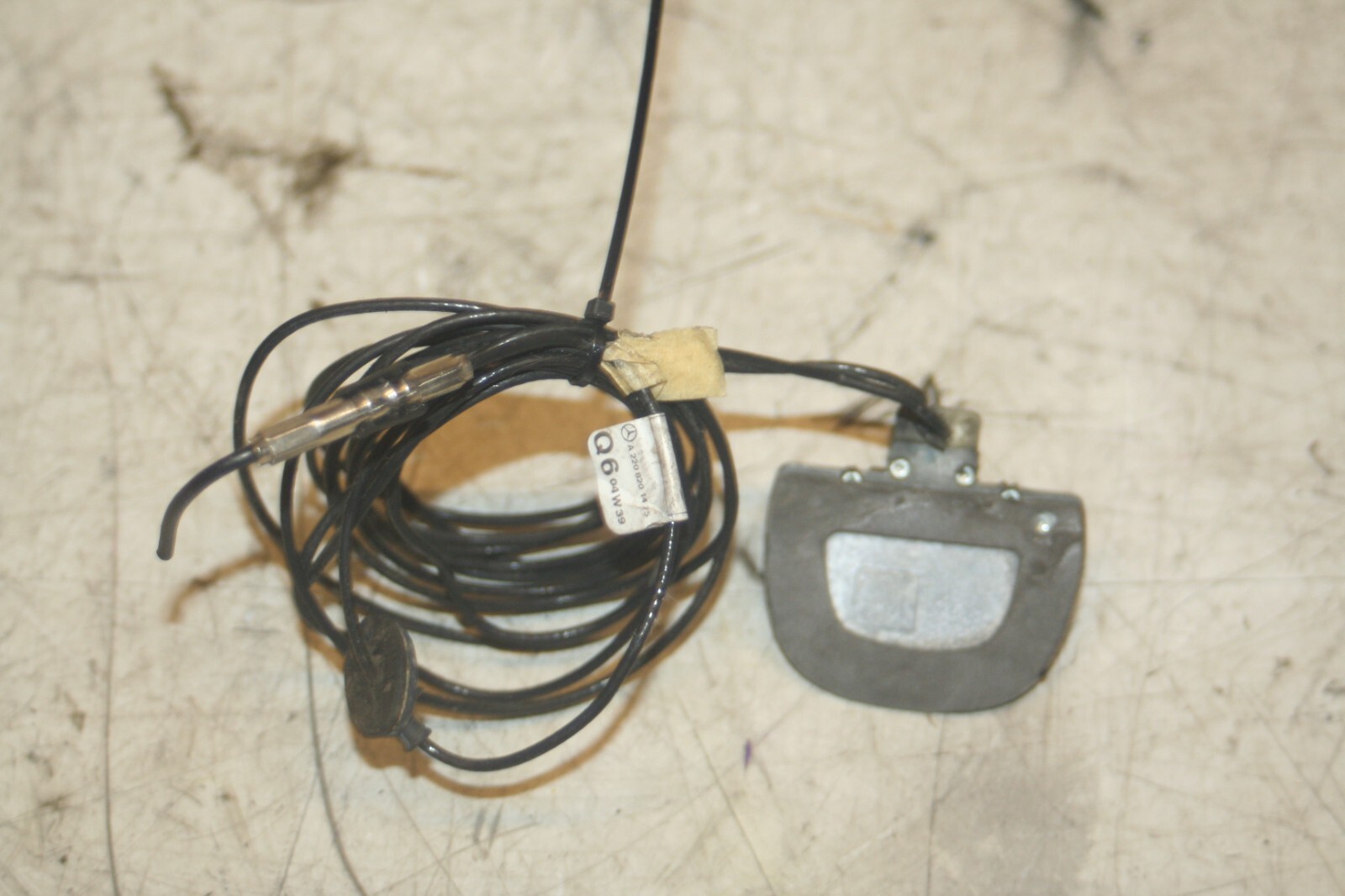2005 MERCEDES S CLASS W220. REAR SCREEN AERIAL ARIEL MOUNT AND CABLE - Image 3