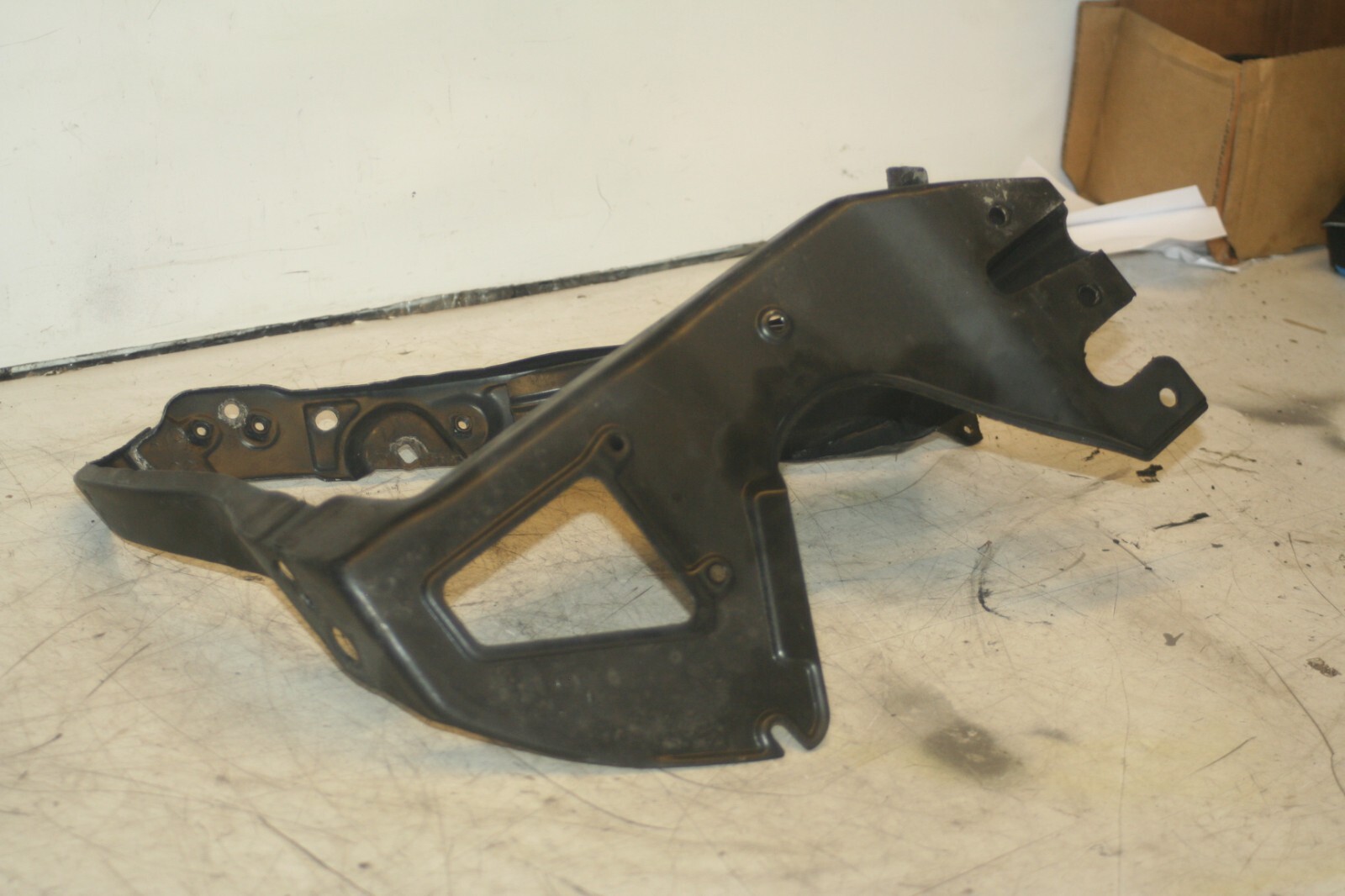 2005 MERCEDES S CLASS W220. PASSENGER SIDE HEADLIGHT SURROUND FRAME - Image 2