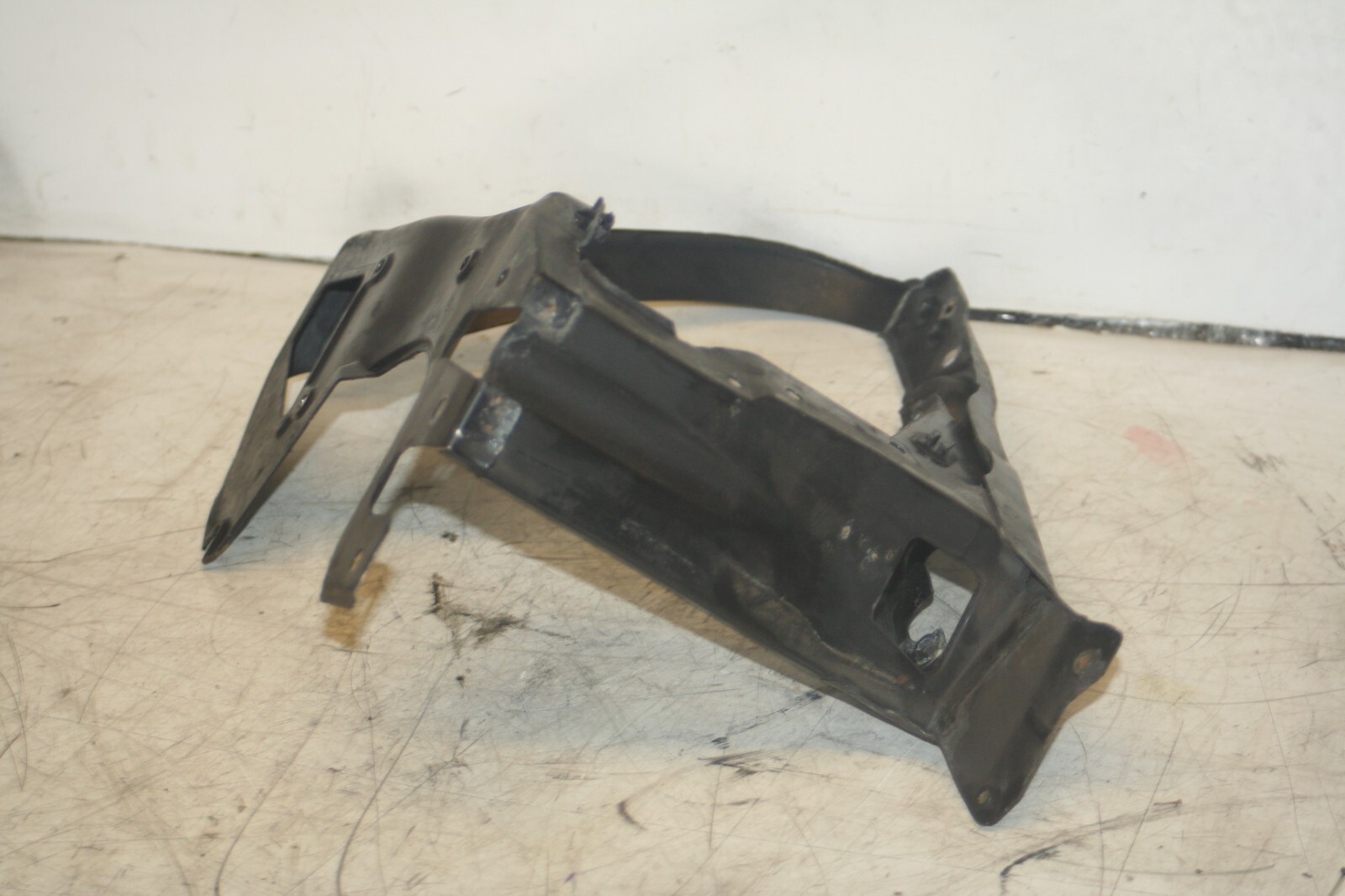 2005 MERCEDES S CLASS W220. PASSENGER SIDE HEADLIGHT SURROUND FRAME - Image 3