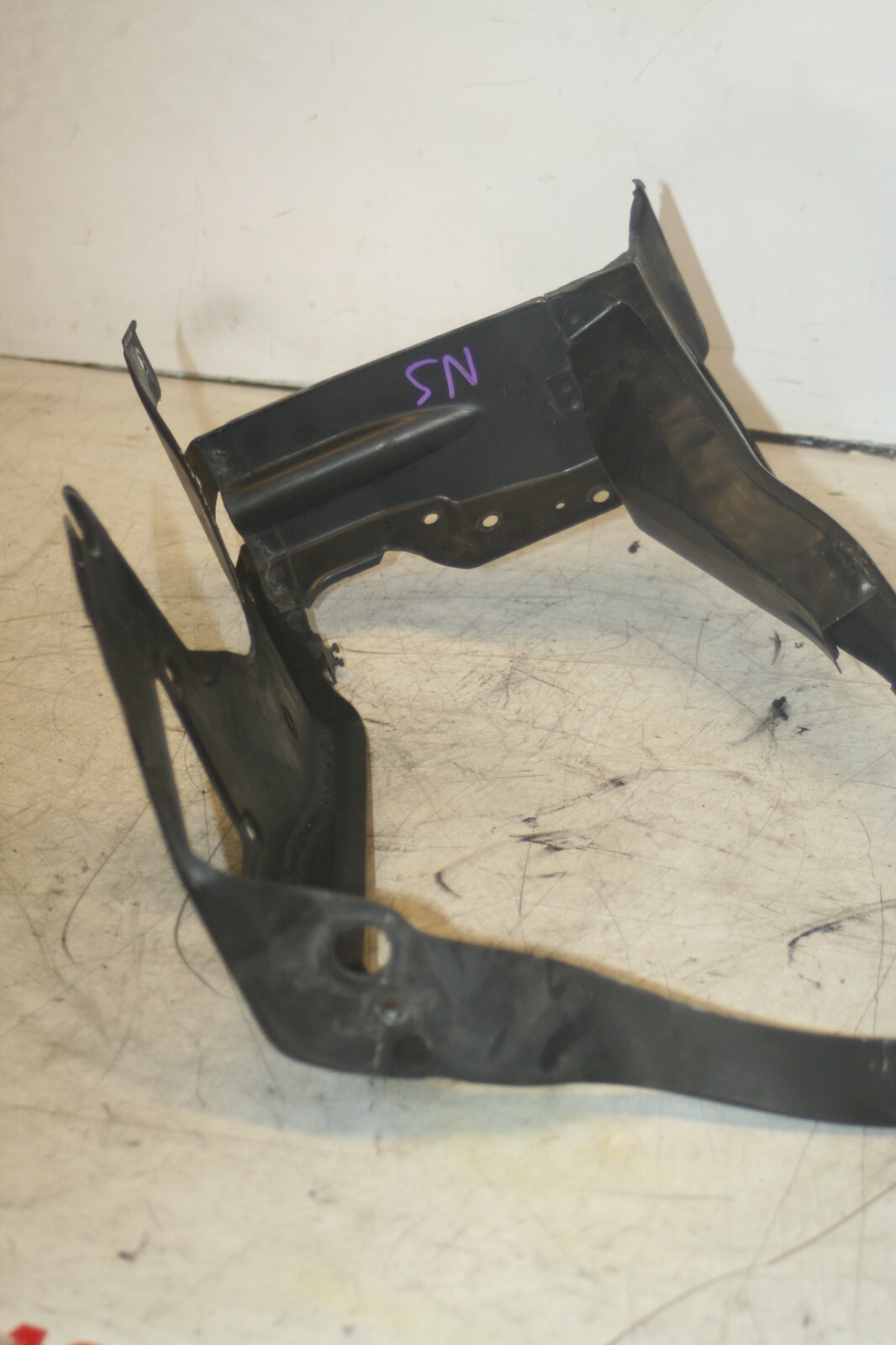 2005 MERCEDES S CLASS W220. PASSENGER SIDE HEADLIGHT SURROUND FRAME - Image 5