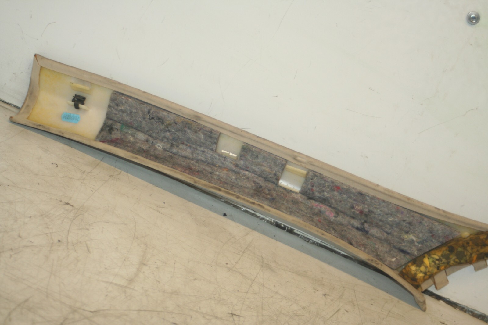 2005 MERCEDES S CLASS W220. DRIVER SIDE A PILLAR TRIM - Image 3