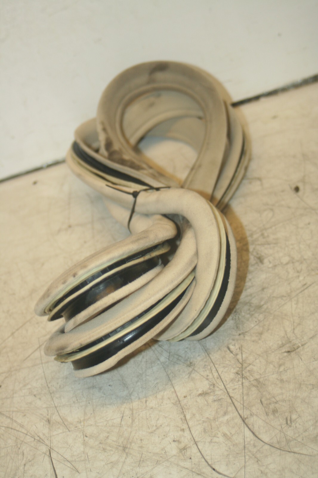 2005 MERCEDES S CLASS W220. PASSENGER SIDE REAR DOOR RUBBER SEAL - Image 3