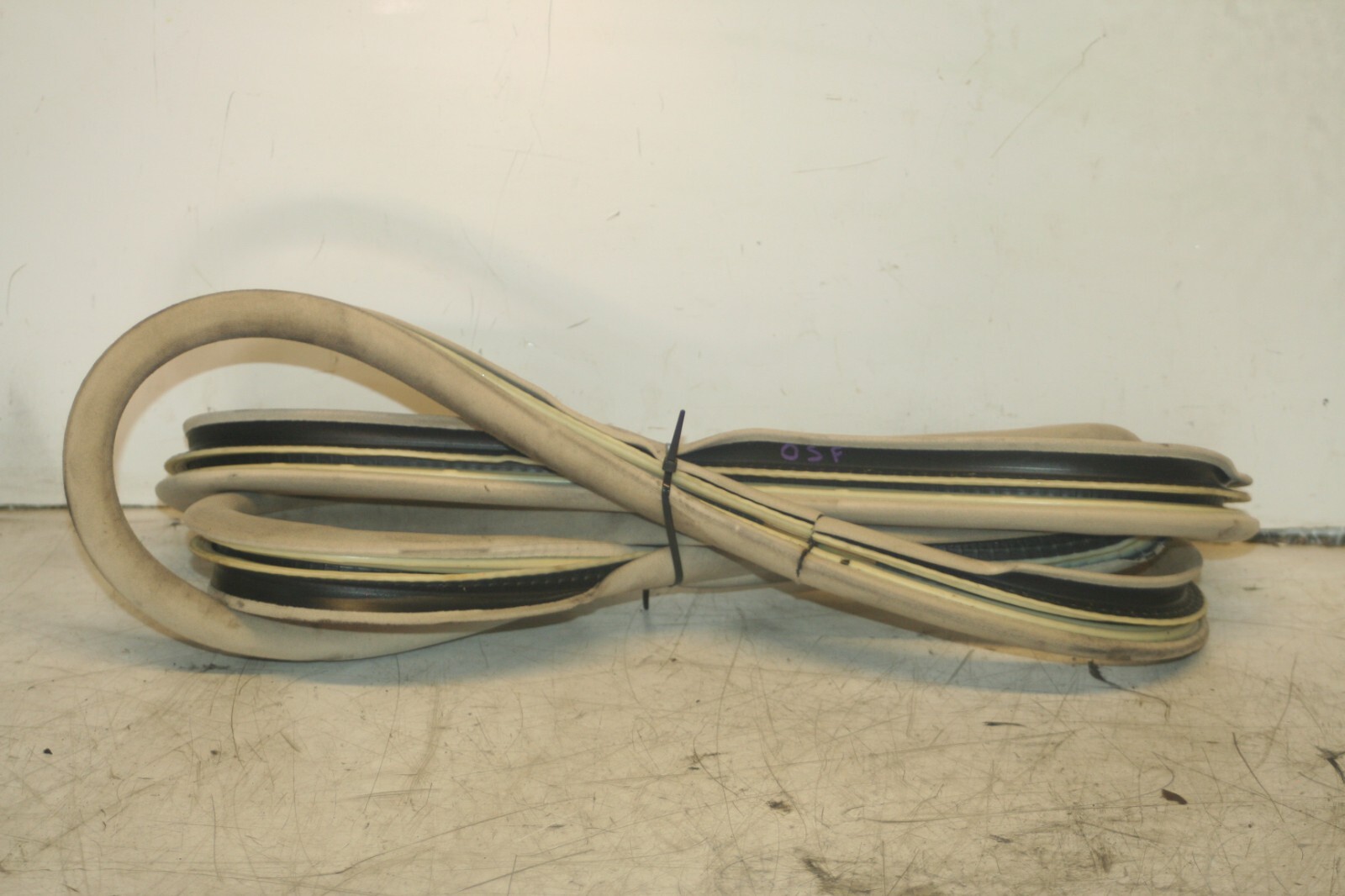 2005 MERCEDES S CLASS W220. DRIVER SIDE FRONT DOOR RUBBER SEAL