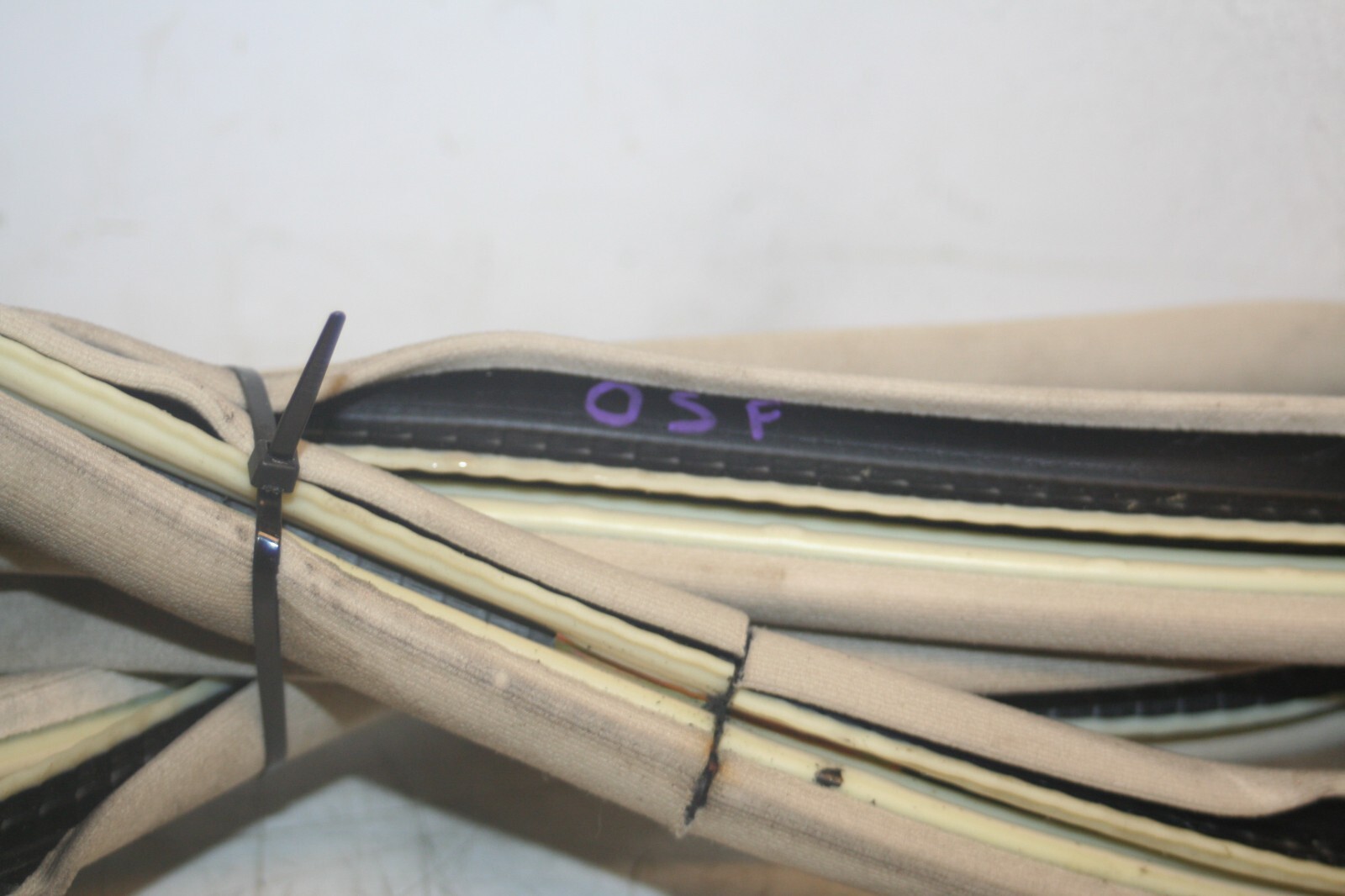 2005 MERCEDES S CLASS W220. DRIVER SIDE FRONT DOOR RUBBER SEAL - Image 2