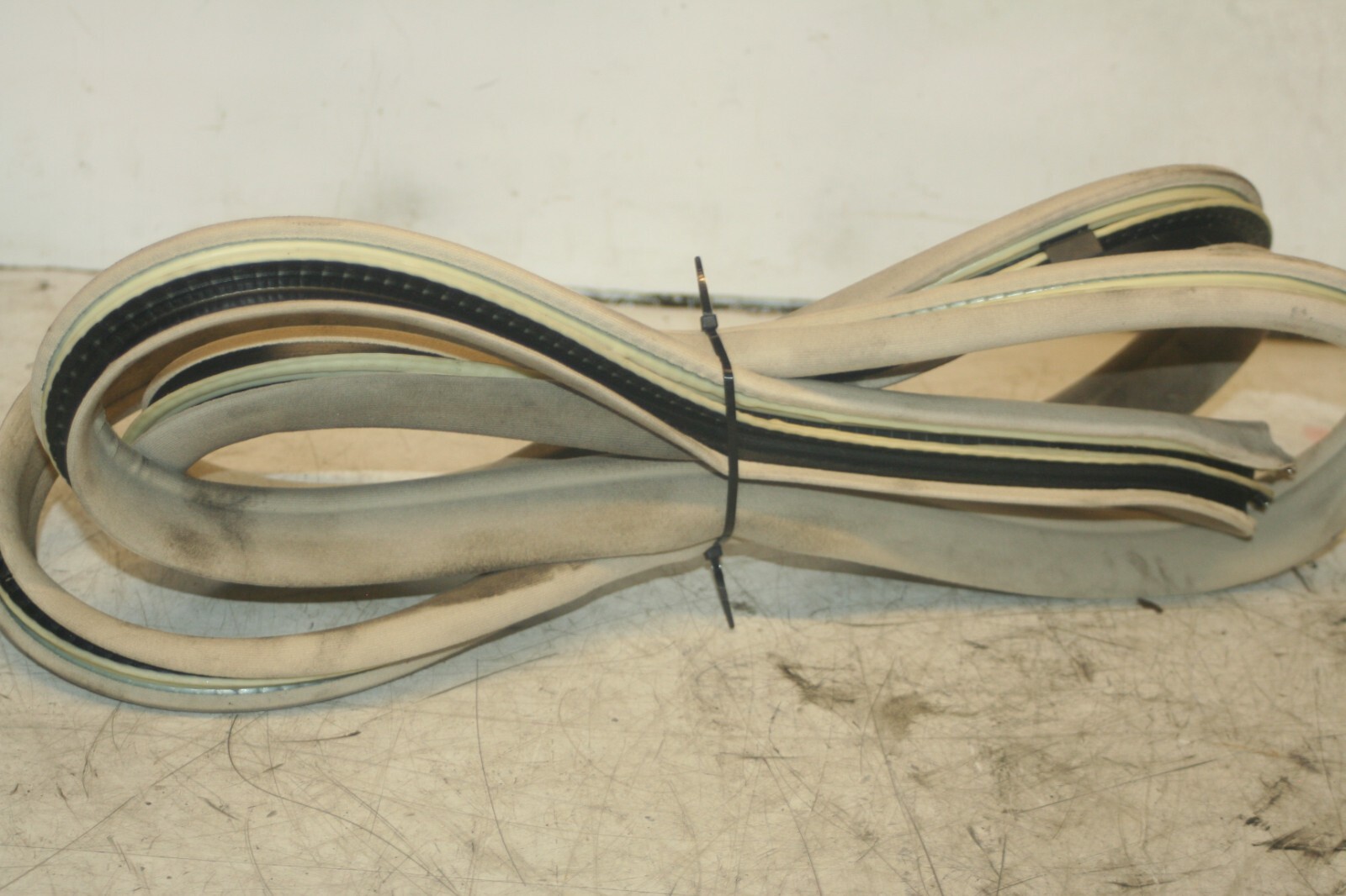 2005 MERCEDES S CLASS W220. DRIVER SIDE FRONT DOOR RUBBER SEAL - Image 3