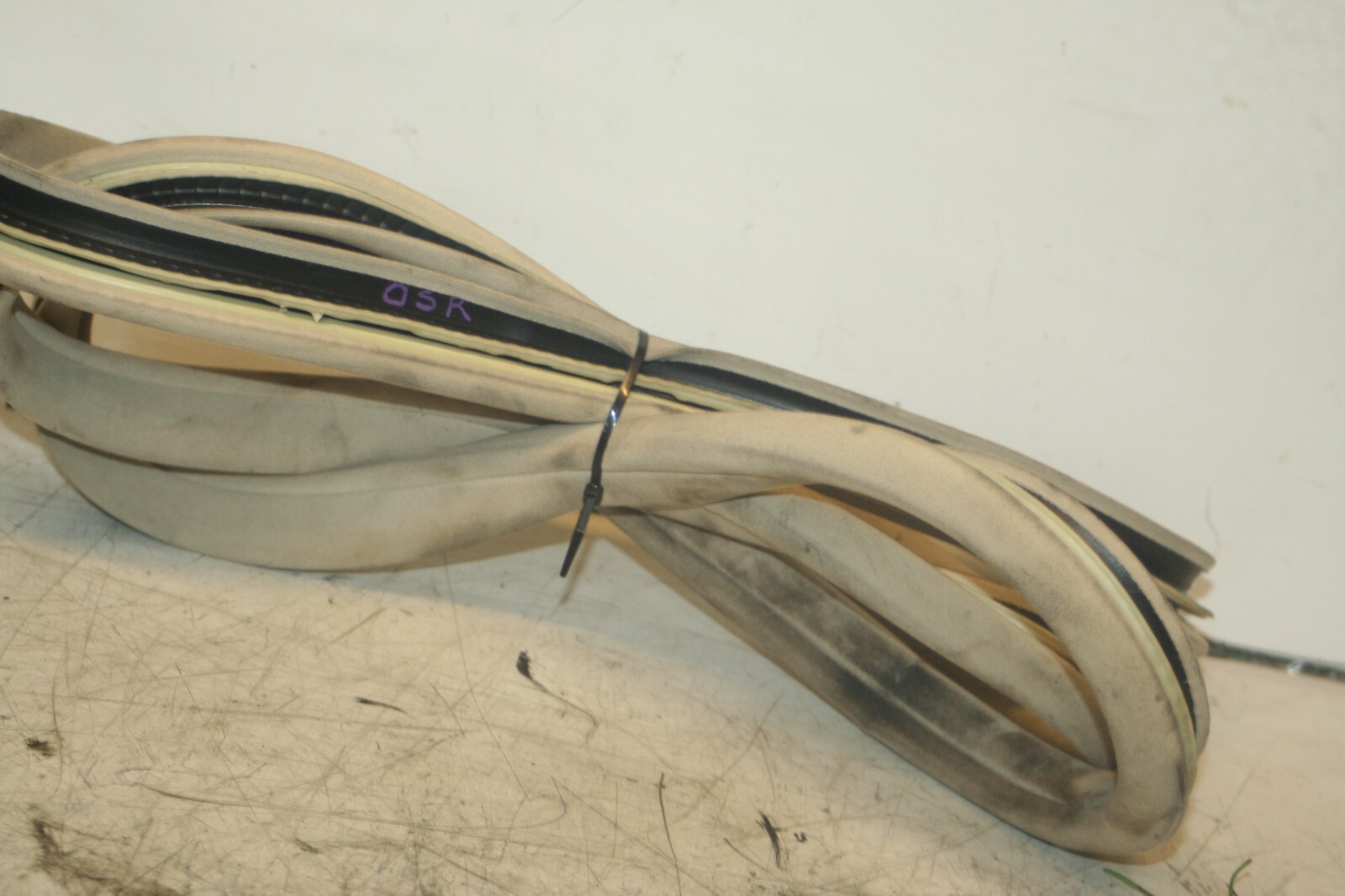 2005 MERCEDES S CLASS W220. DRIVER SIDE REAR DOOR RUBBER SEAL