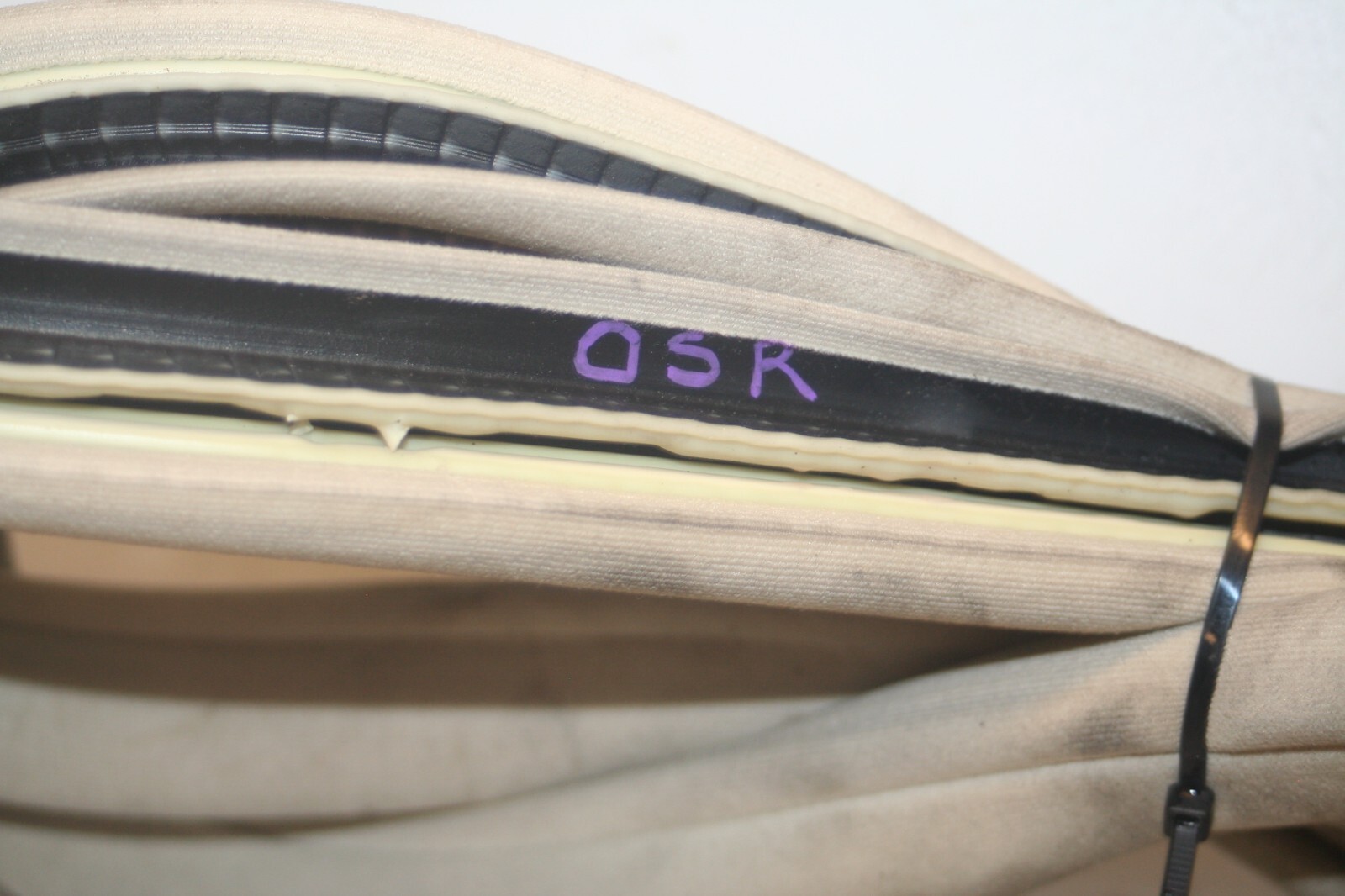 2005 MERCEDES S CLASS W220. DRIVER SIDE REAR DOOR RUBBER SEAL - Image 2