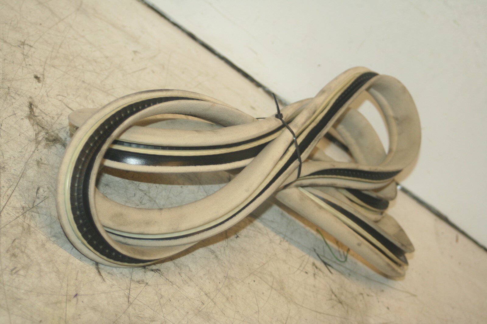 2005 MERCEDES S CLASS W220. DRIVER SIDE REAR DOOR RUBBER SEAL - Image 3