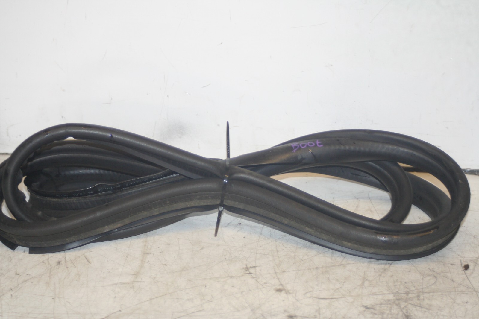 2005 MERCEDES S CLASS W220. BOOT LID DOOR RUBBER SEAL