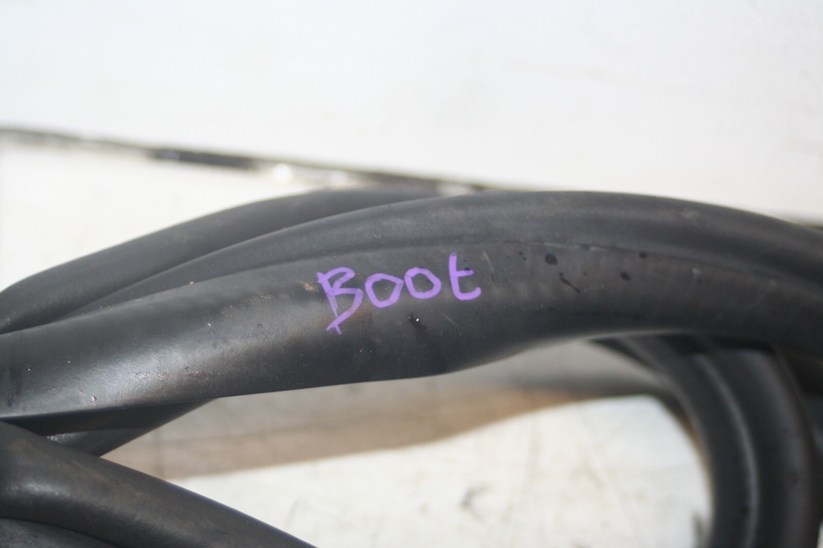 2005 MERCEDES S CLASS W220. BOOT LID DOOR RUBBER SEAL - Image 2