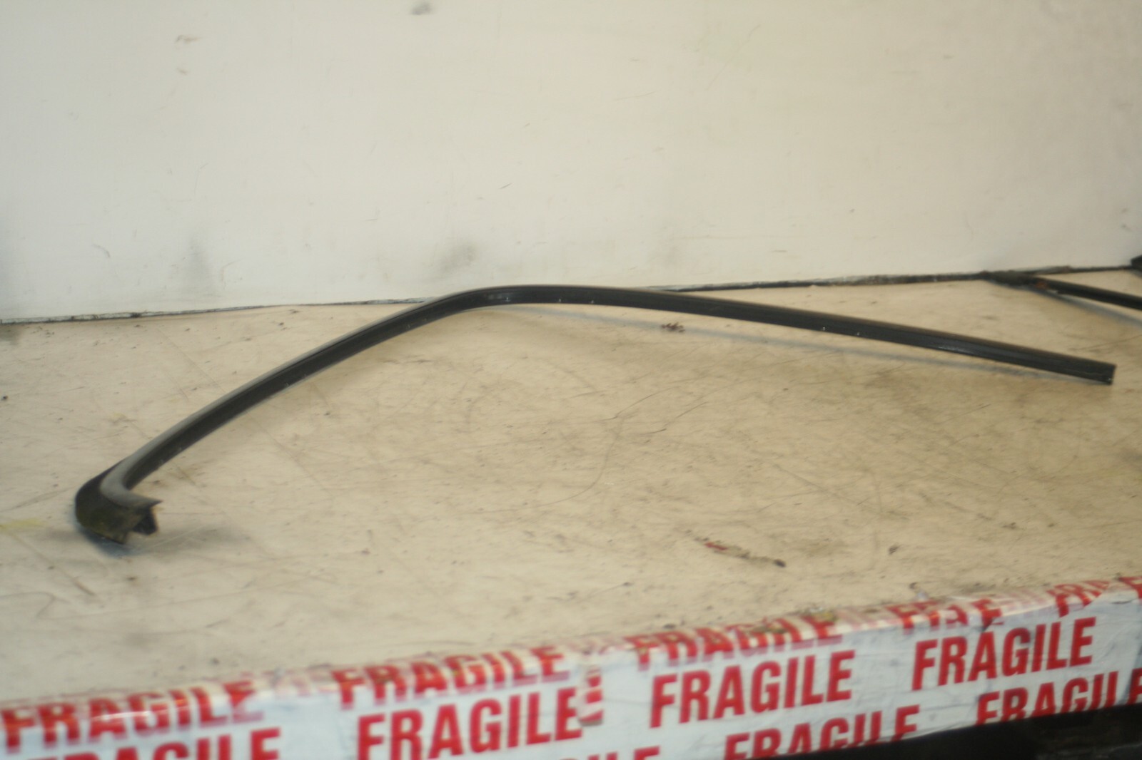 2005 MERCEDES S CLASS W220. PASSENGER SIDE REAR SCREEN TRIM - Image 2