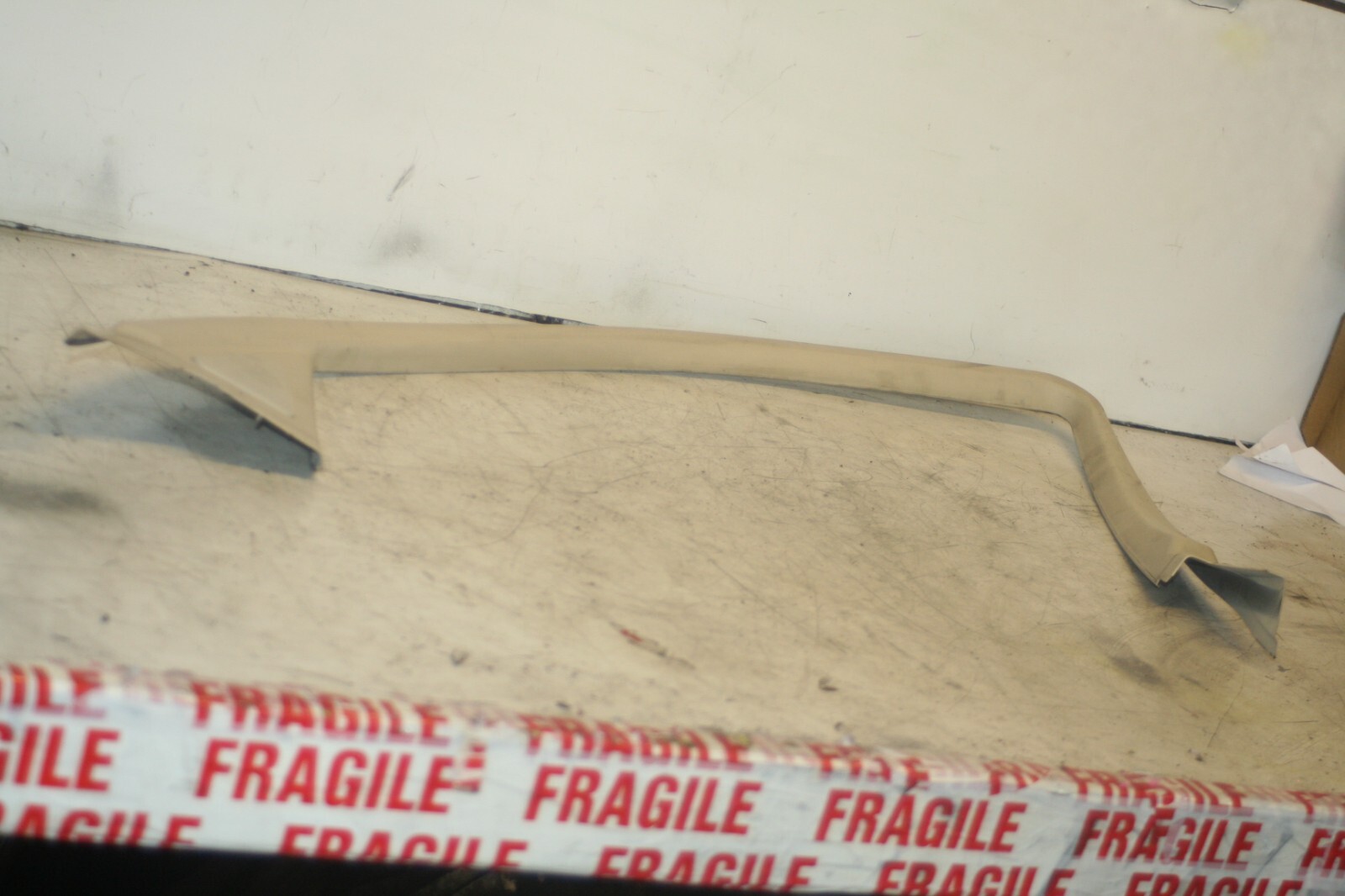 2005 MERCEDES S CLASS W220. DRIVER SIDE FRONT DOOR SURROUND TRIM - Image 2