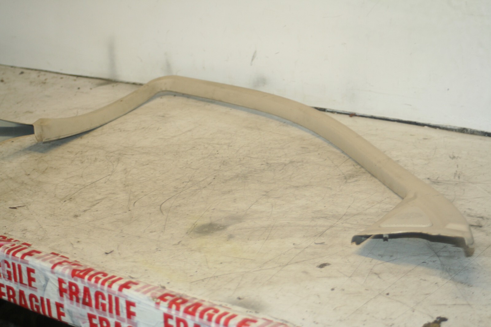 2005 MERCEDES S CLASS W220. PASSENGER SIDE FRONT DOOR SURROUND TRIM - Image 2