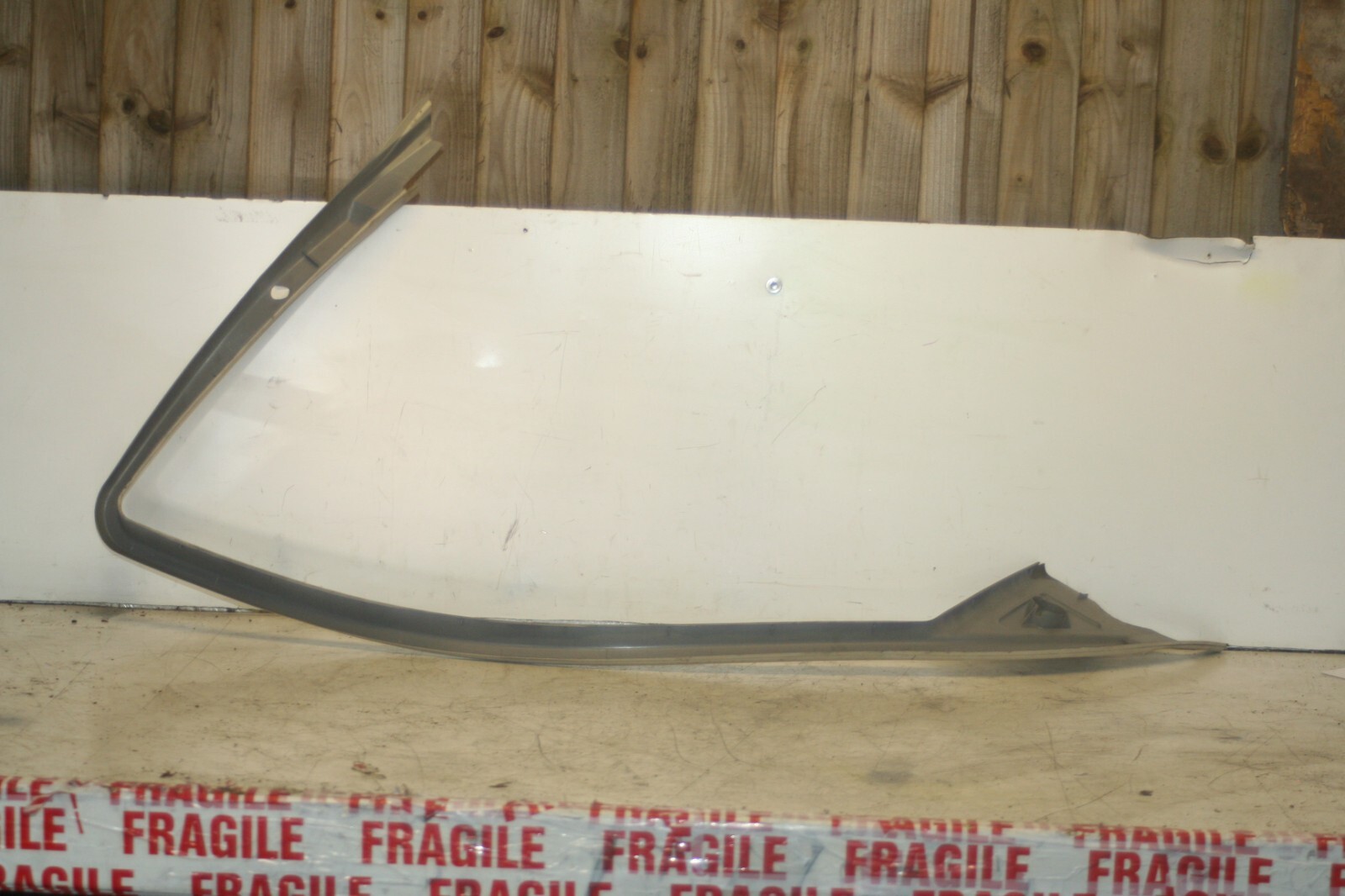 2005 MERCEDES S CLASS W220. PASSENGER SIDE FRONT DOOR SURROUND TRIM - Image 3