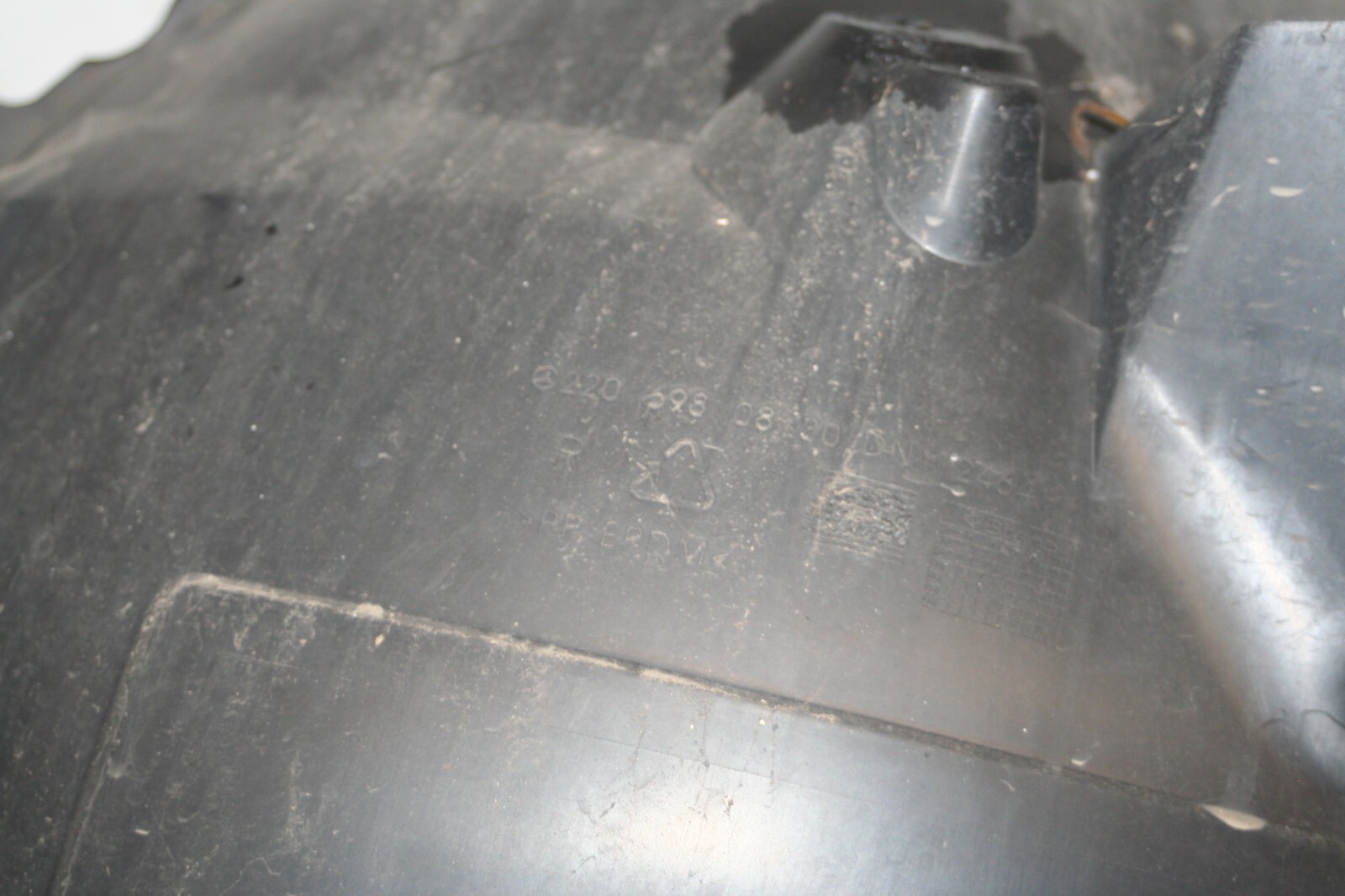 2005 MERCEDES S CLASS W220. WHEEL ARCH LINER 2206980830 - Image 5