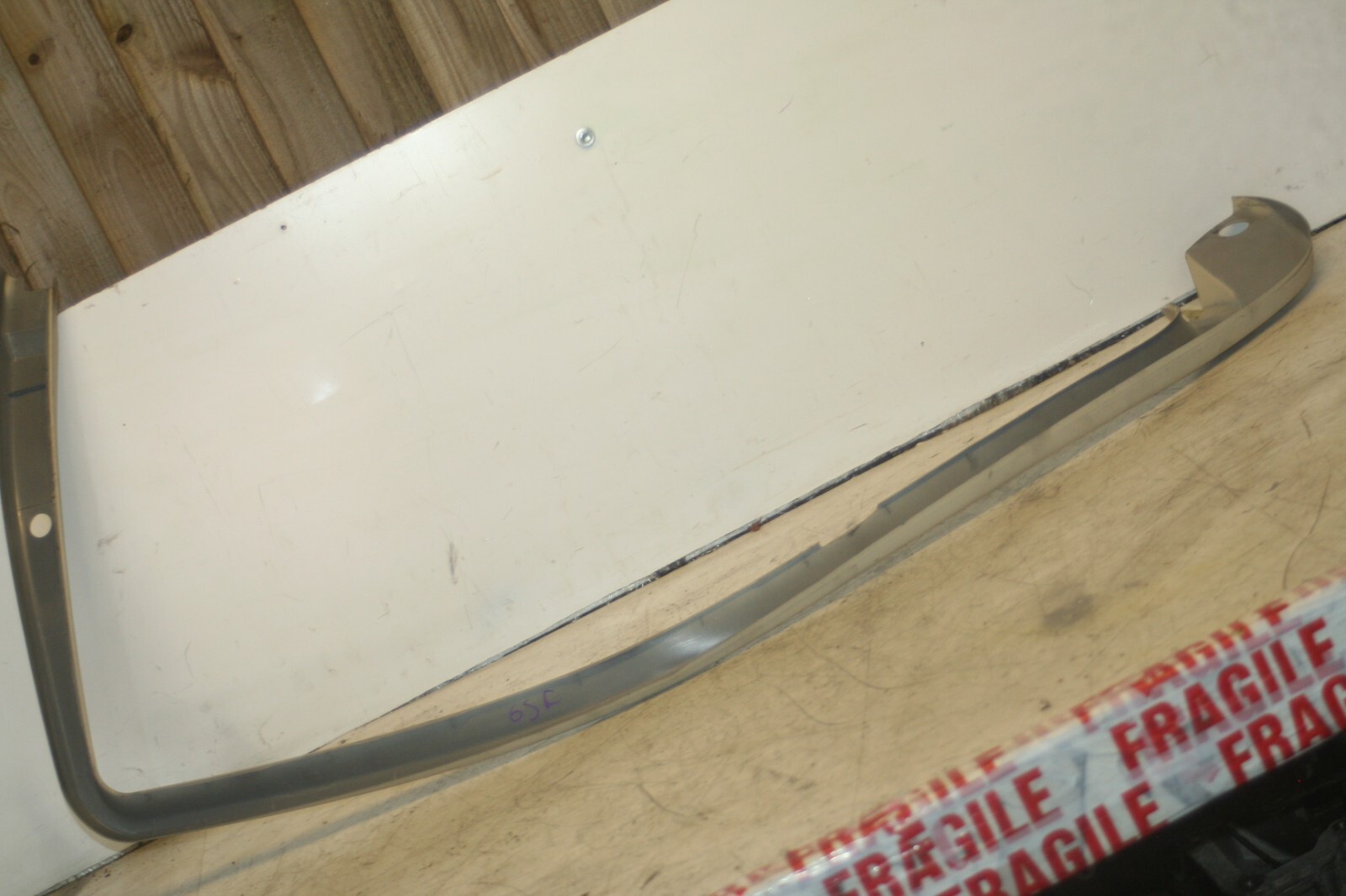 2005 MERCEDES S CLASS W220. DRIVER SIDE REAR DOOR SURROUND TRIM - Image 2