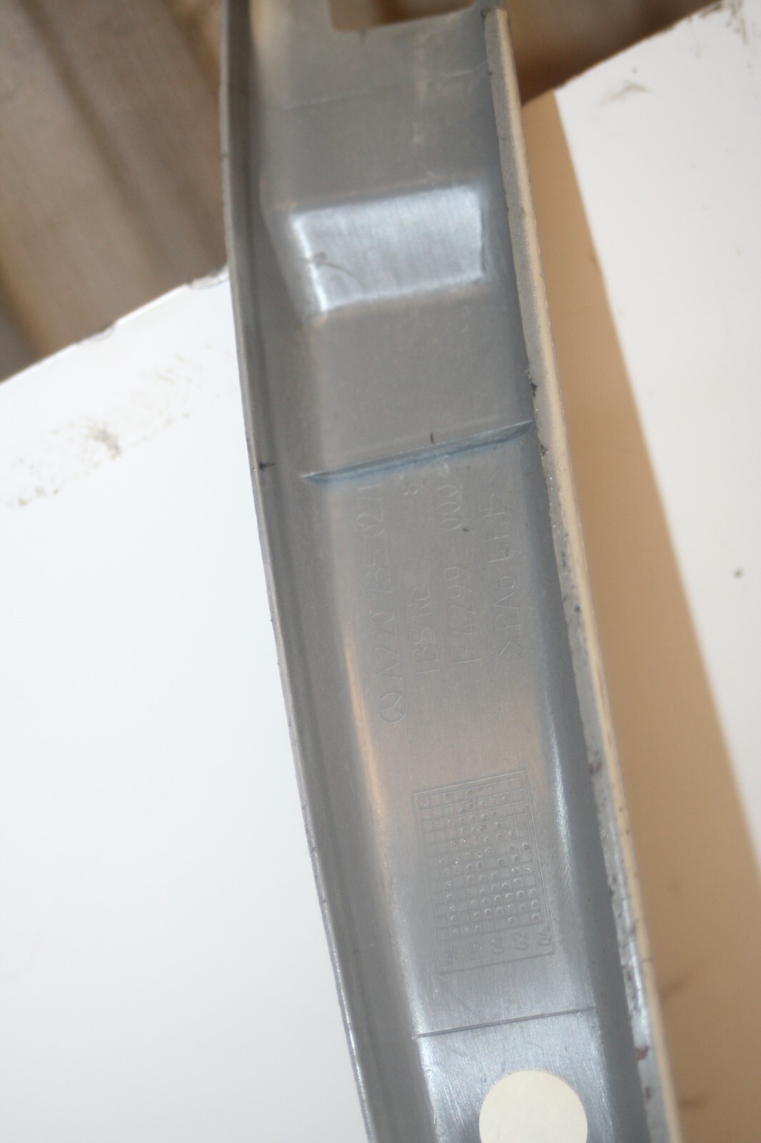 2005 MERCEDES S CLASS W220. DRIVER SIDE REAR DOOR SURROUND TRIM - Image 4
