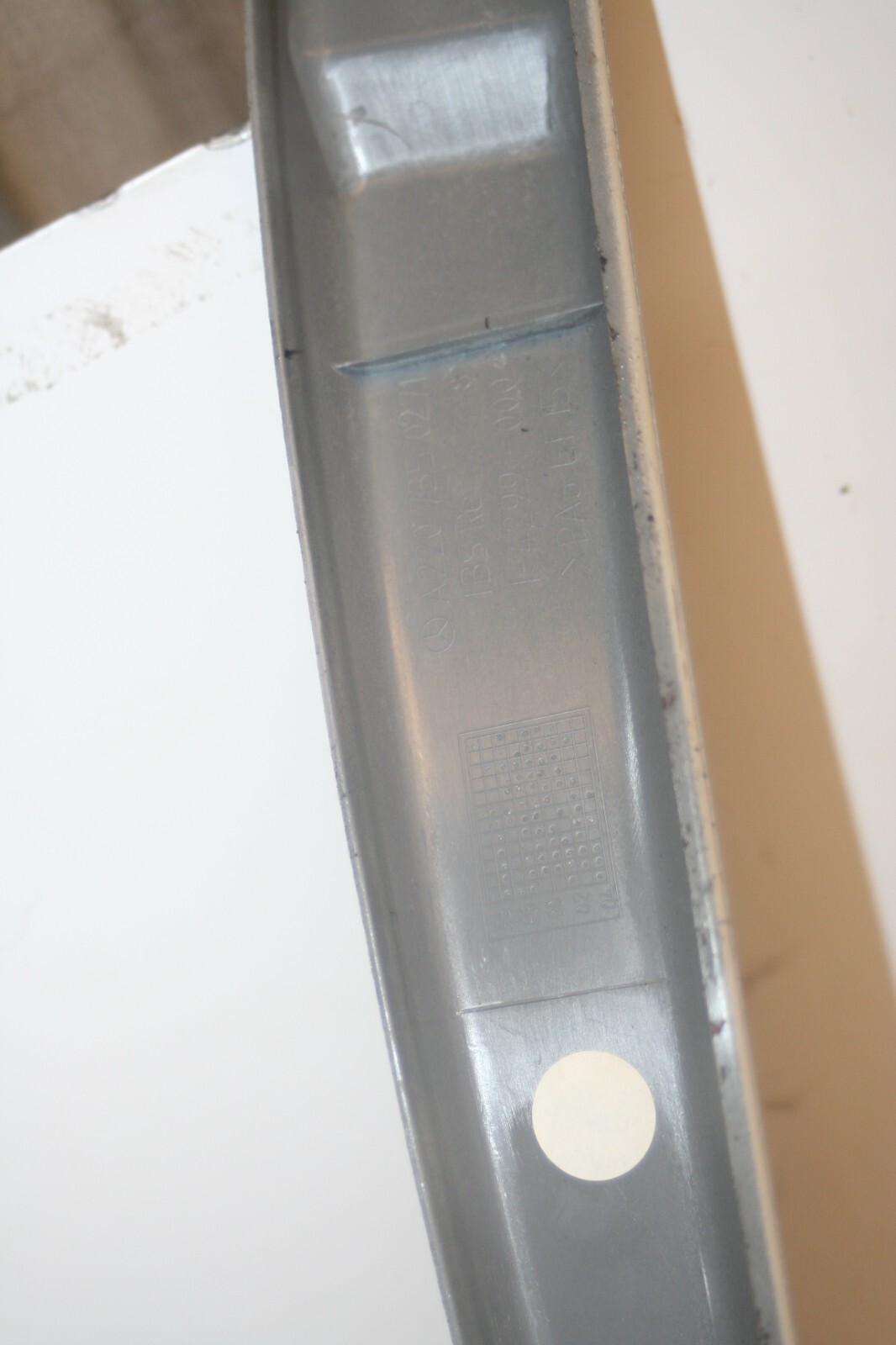 2005 MERCEDES S CLASS W220. DRIVER SIDE REAR DOOR SURROUND TRIM - Image 5