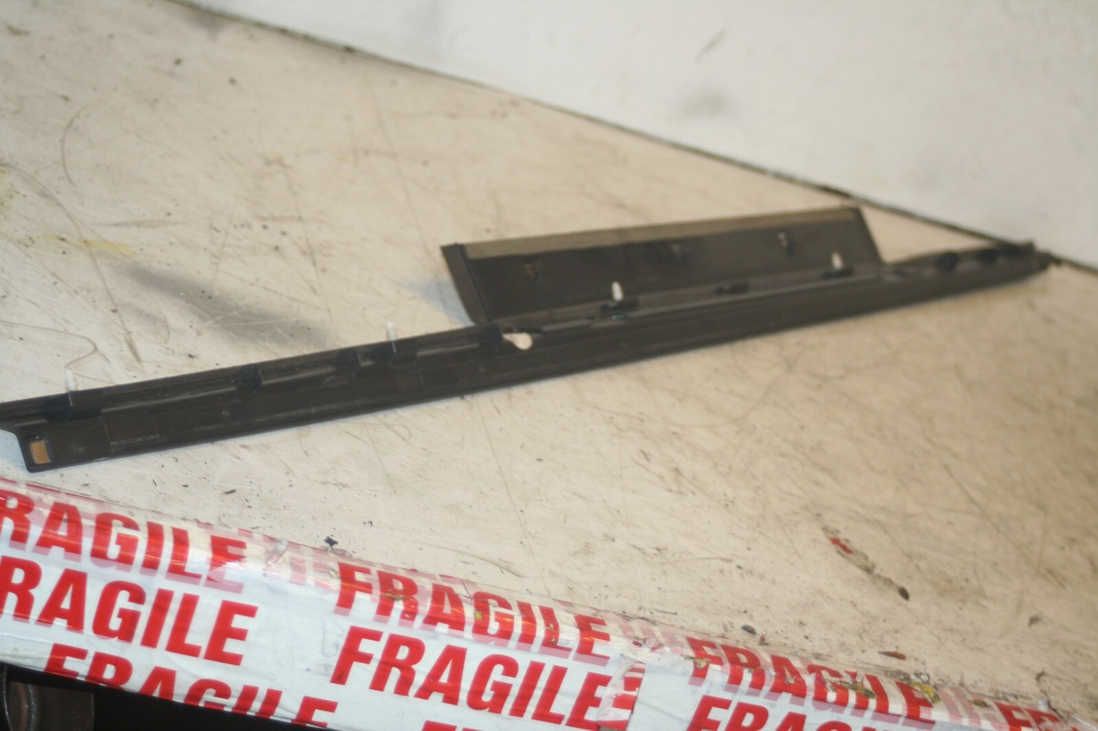 2005 MERCEDES S CLASS W220. FLOOR SILL KICK TRIM PASSENGER SIDE FRONT - Image 3