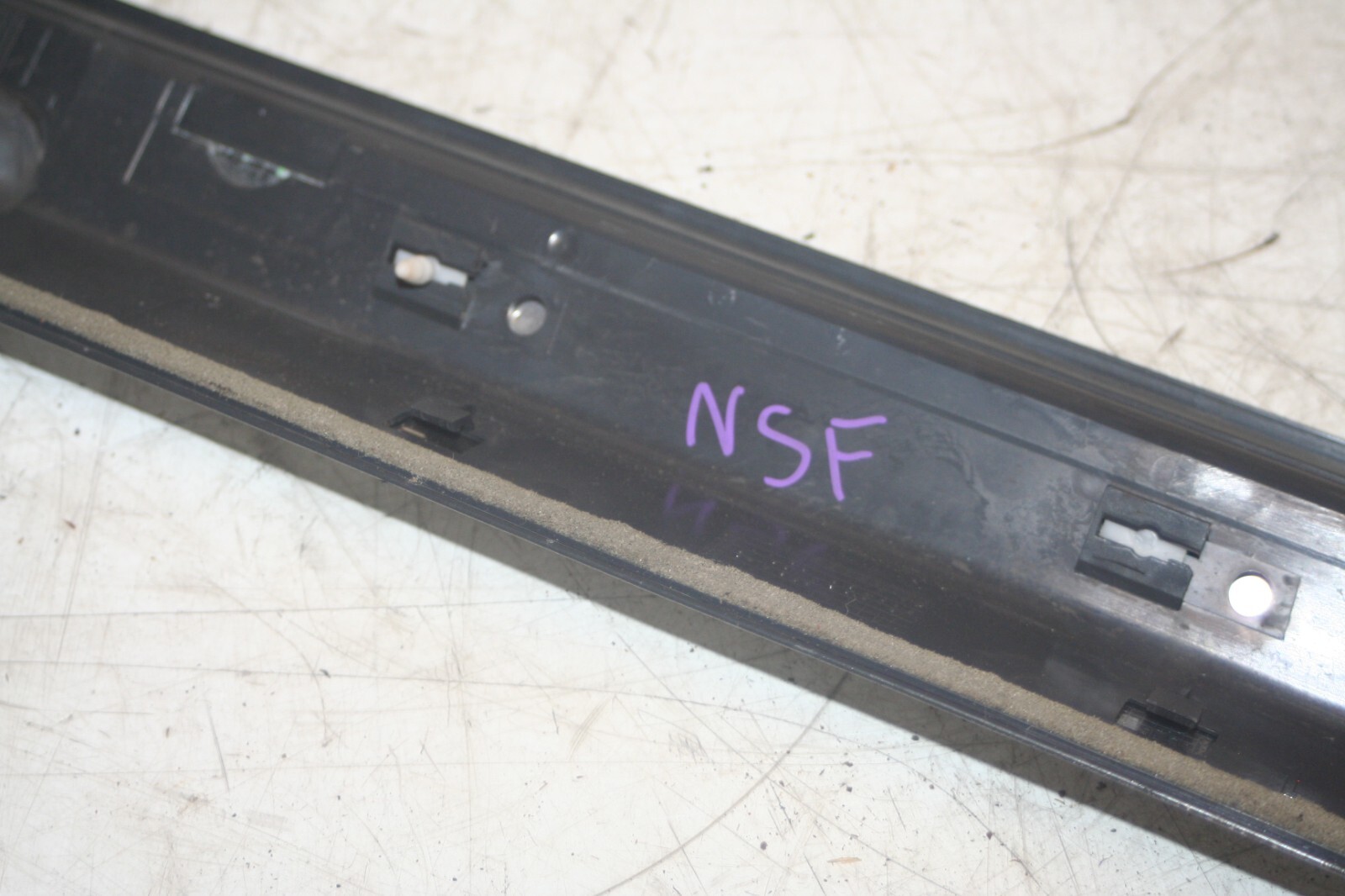 2005 MERCEDES S CLASS W220. FLOOR SILL KICK TRIM PASSENGER SIDE FRONT - Image 4