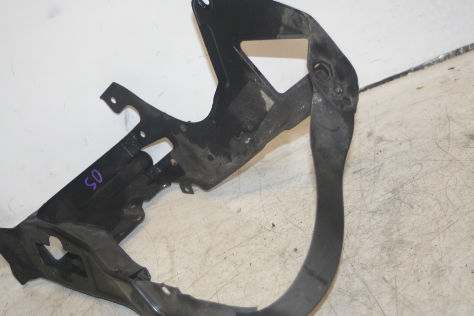 2005 MERCEDES S CLASS W220. DRIVER SIDE HEAD LIGHT FRAME SURROUND - Image 2