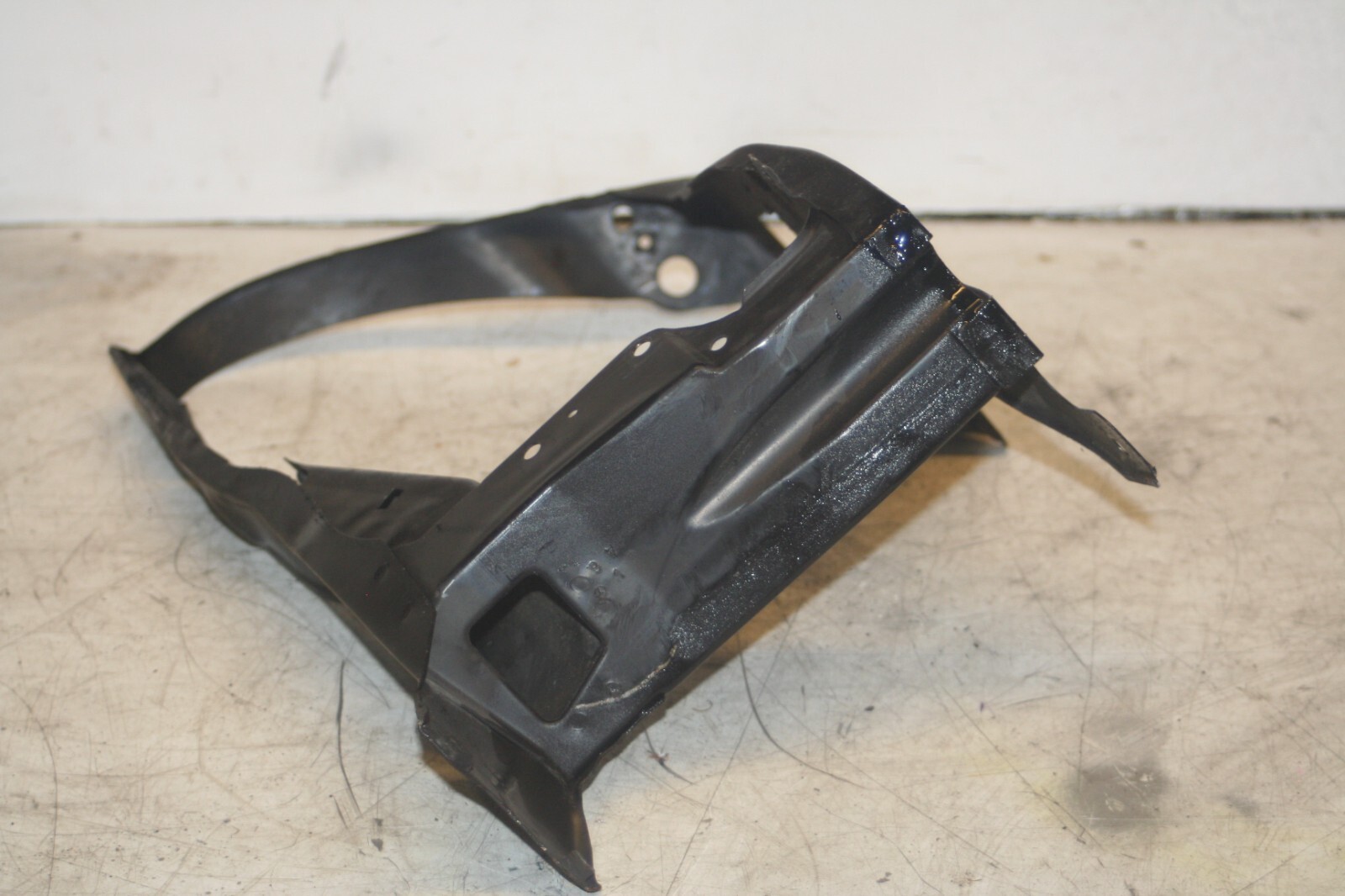 2005 MERCEDES S CLASS W220. DRIVER SIDE HEAD LIGHT FRAME SURROUND - Image 3
