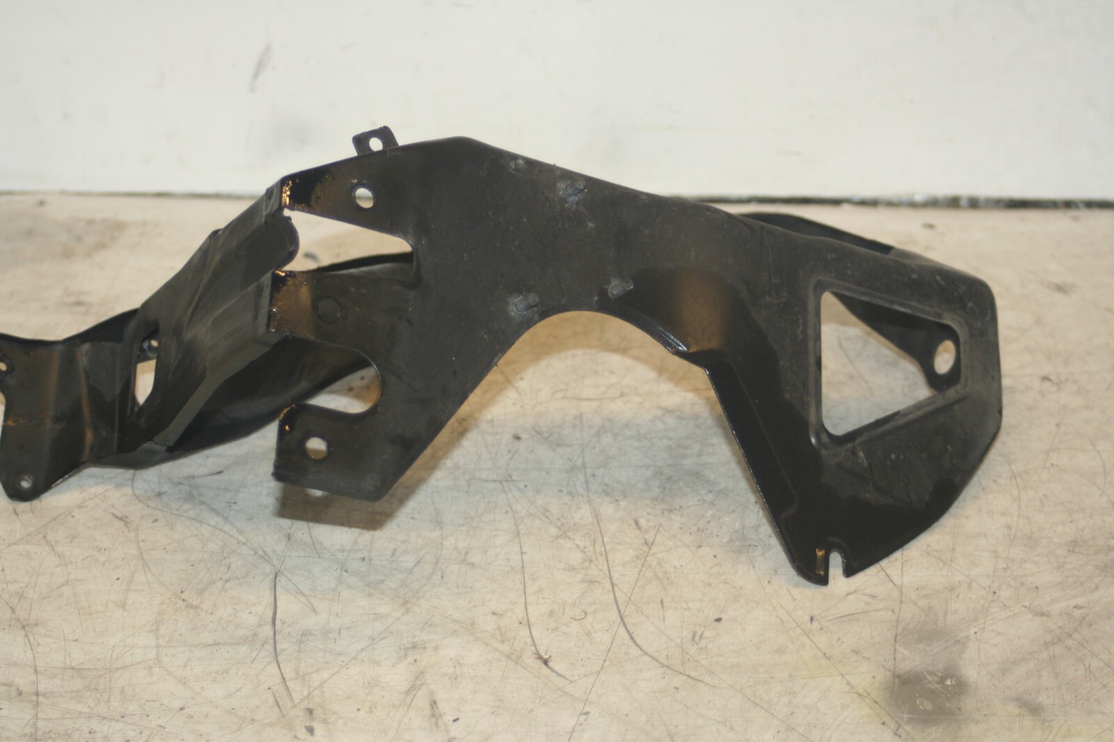 2005 MERCEDES S CLASS W220. DRIVER SIDE HEAD LIGHT FRAME SURROUND - Image 4