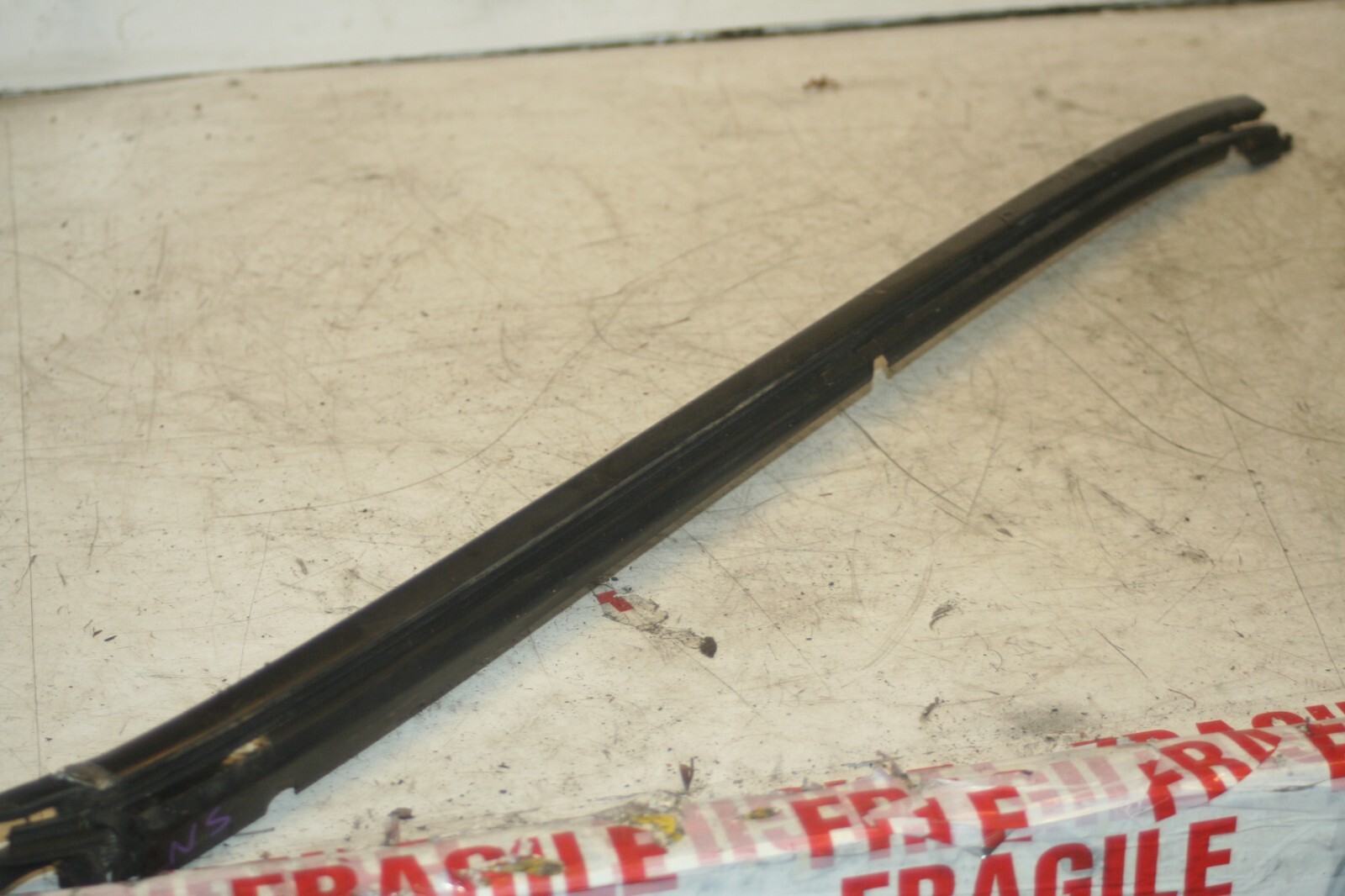 2005 MERCEDES S CLASS W220. PASSENGER SIDE WINDSCREEN TRIM - Image 4
