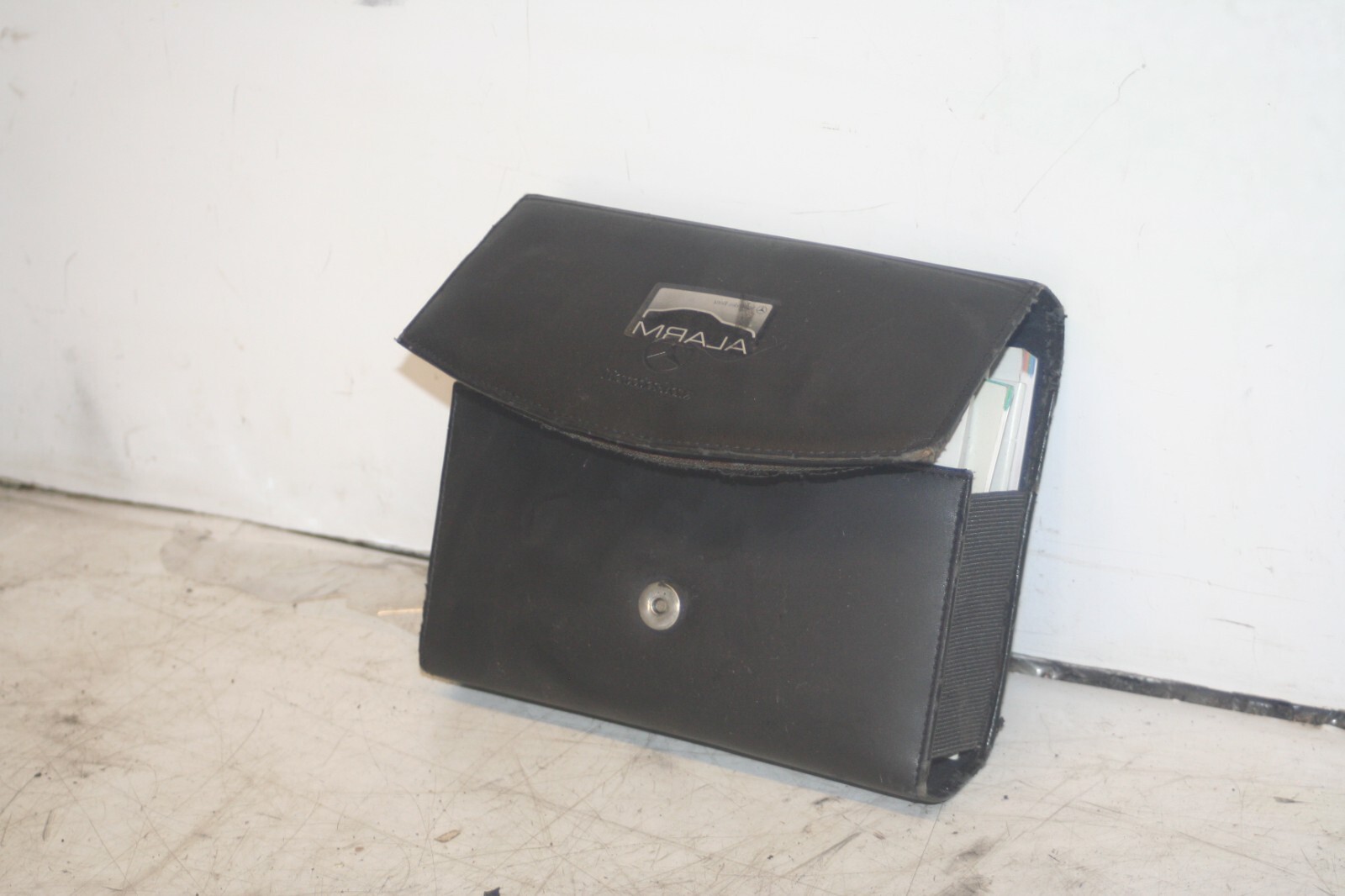 2005 MERCEDES S CLASS W220. DRIVER HAND BOOKS + FOLDER - Image 2