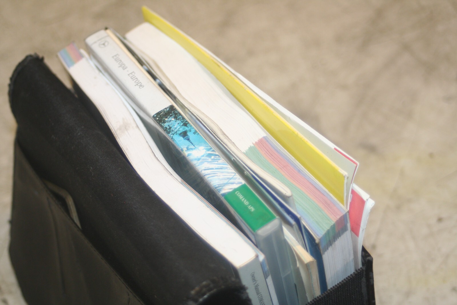 2005 MERCEDES S CLASS W220. DRIVER HAND BOOKS + FOLDER - Image 3