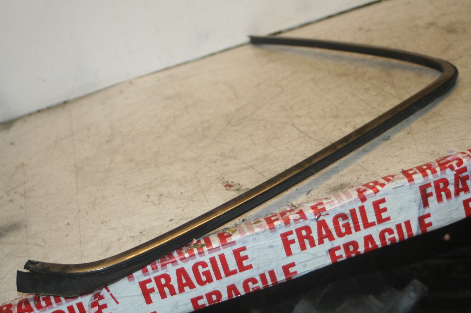 2005 MERCEDES S CLASS W220. DRIVER SIDE REAR SCREEN TRIM - Image 2