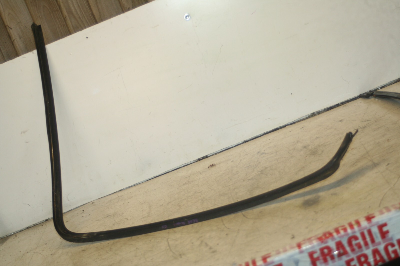 2005 MERCEDES S CLASS W220. DRIVER SIDE REAR SCREEN TRIM - Image 4