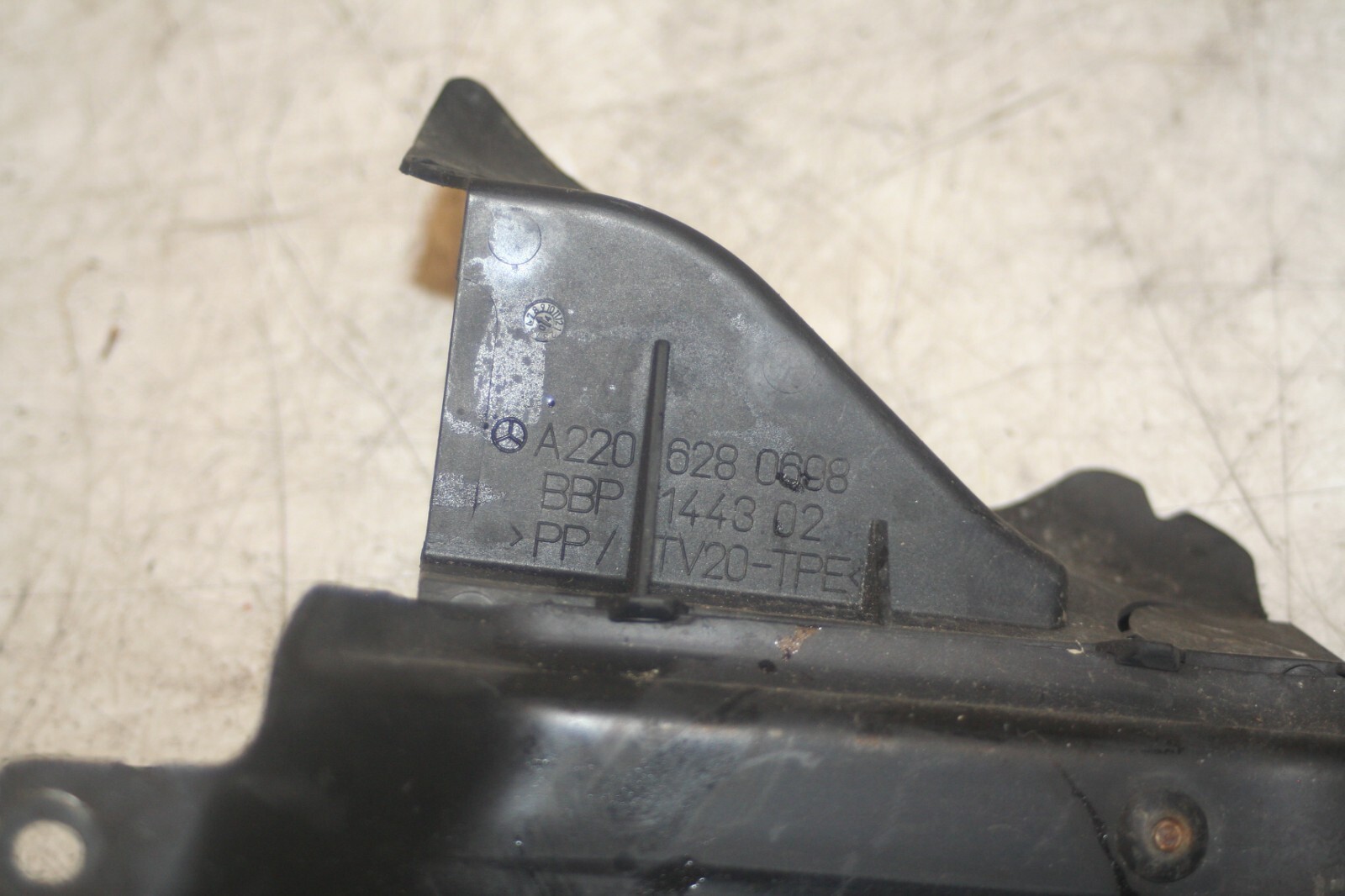 2005 MERCEDES S CLASS W220. A2206280698 RADIATOR SEAL DRIVER LOWER SLAM PANEL - Image 4
