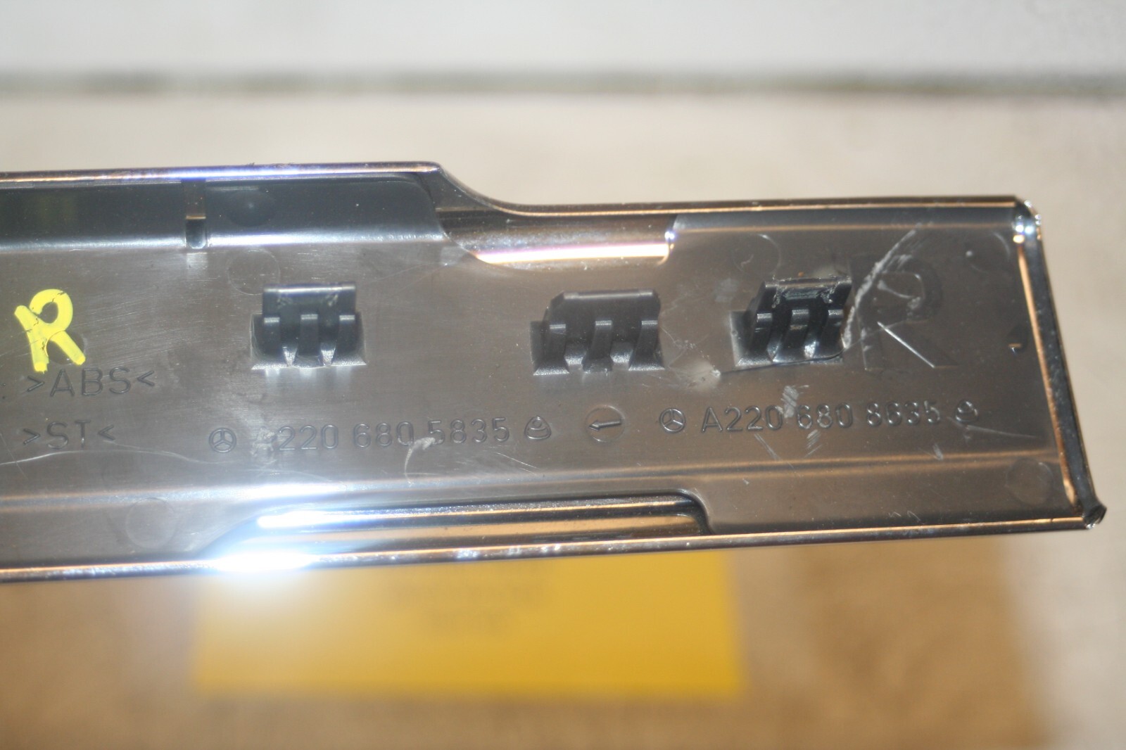 2005 MERCEDES S CLASS W220. DRIVER SIDE REAR KICK TRIM CHROME SILL PLATE - Image 4