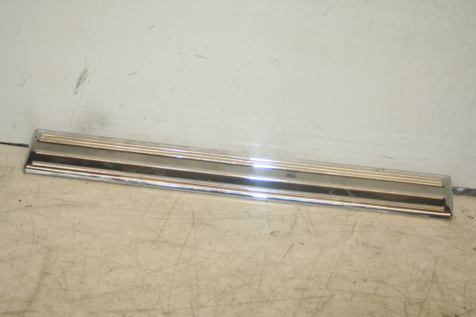 2005 MERCEDES S CLASS W220. FLOOR SILL KICK TRIM PLATE CHROME PASSENGER FRONT