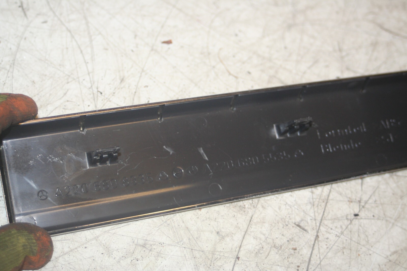 2005 MERCEDES S CLASS W220. FLOOR SILL KICK TRIM PLATE CHROME PASSENGER FRONT - Image 4