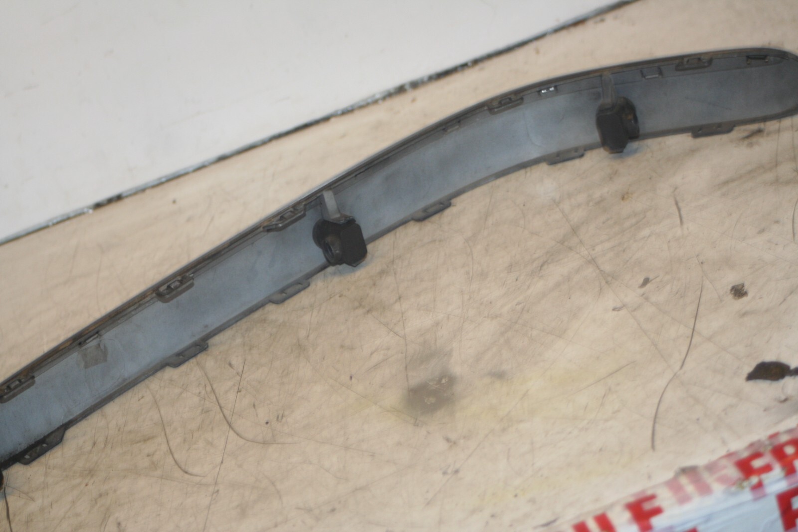 2005 MERCEDES S CLASS W220. FRONT BUMPER CORNER TRIM IN BLACK - Image 2