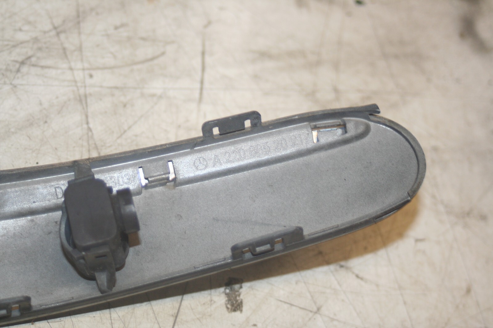 2005 MERCEDES S CLASS W220. FRONT BUMPER CORNER TRIM IN BLACK - Image 3