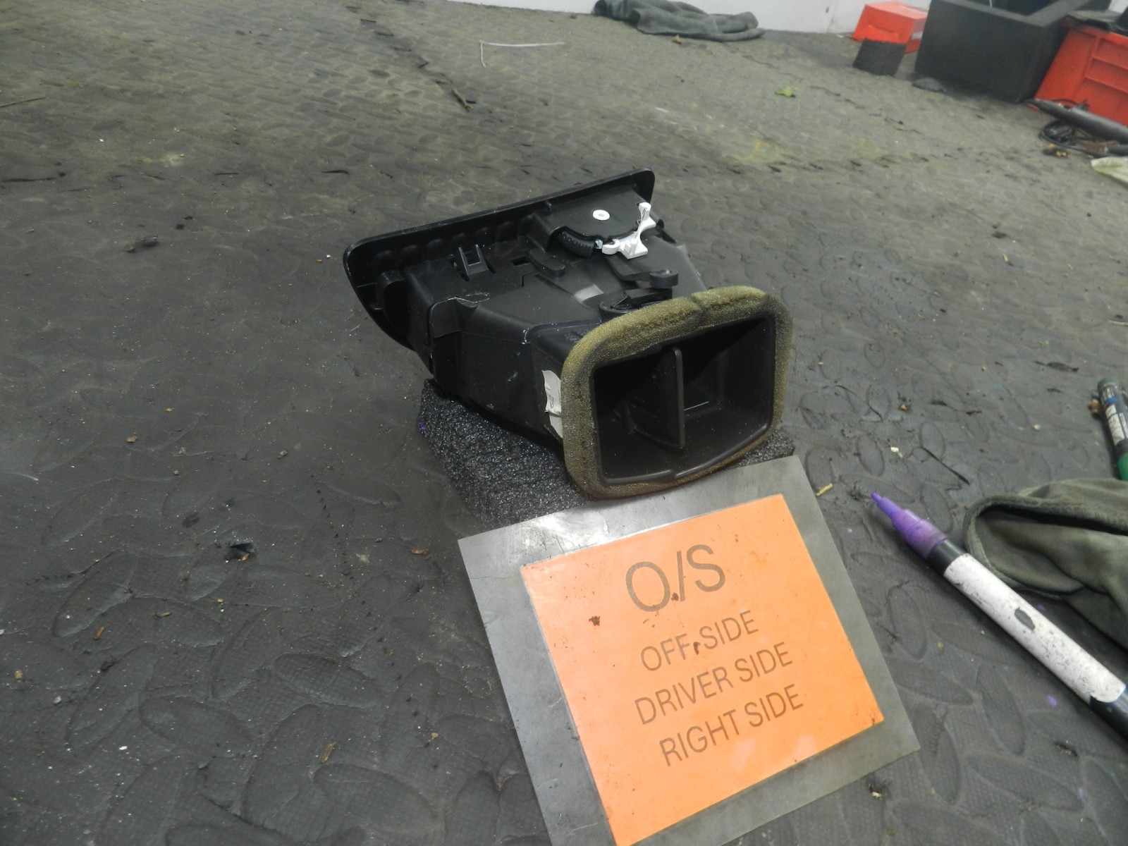165. 2008 SAAB 9-3 VECTOR. DRIVER SIDE AIR VENT BLOWER - Image 4